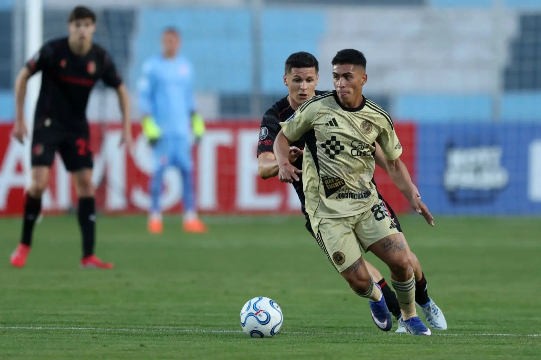 El mediocampista del Cusco, Diego Soto, y el delantero de Estudiantes, Guido Carrillo, luchan por el balón durante el partido de la fase de grupos de la Copa Libertadores entre el Cusco FC de Perú y Estudiantes de La Plata de Argentina. AFP