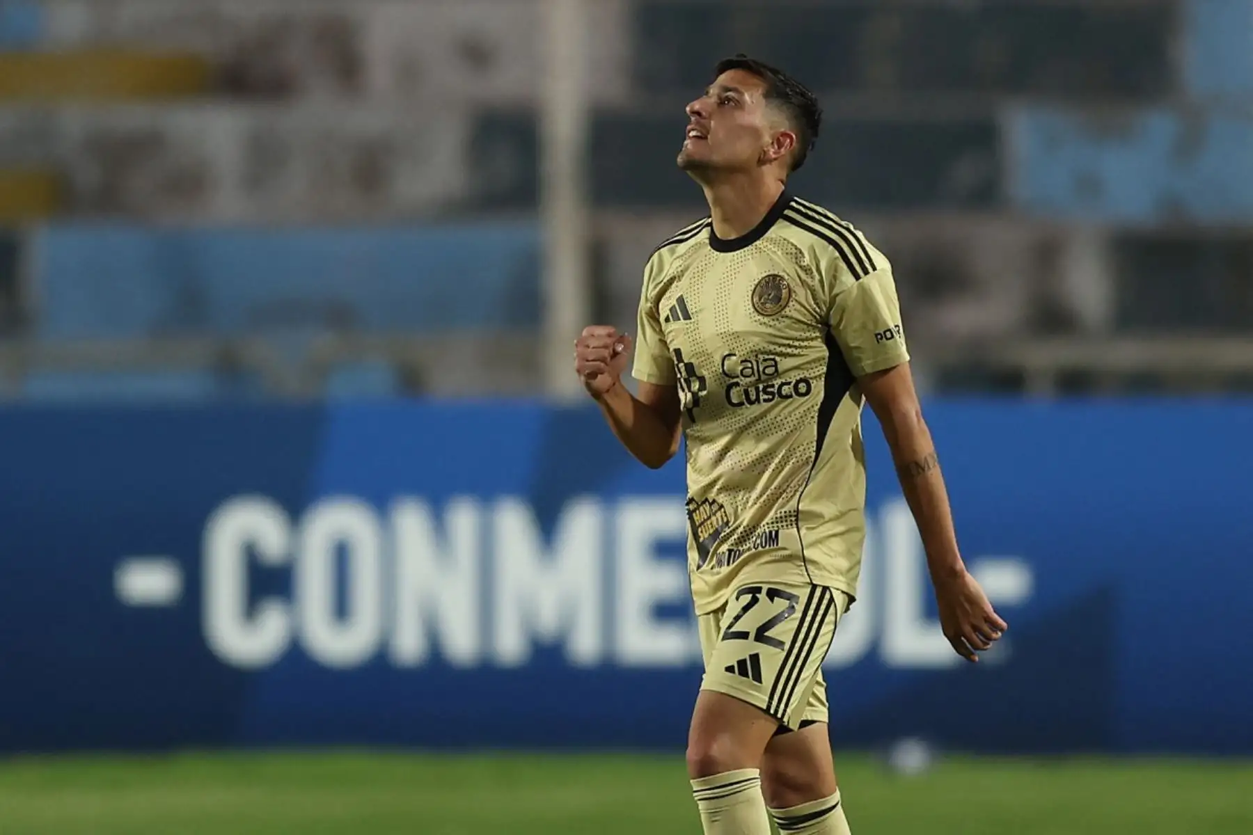 El mediocampista argentino del Cusco, Lucas Colitto, celebra tras marcar el primer gol de su equipo durante el partido de la fase de grupos de la Copa Libertadores entre el Cusco FC de Perú y Estudiantes de La Plata de Argentina. AFP