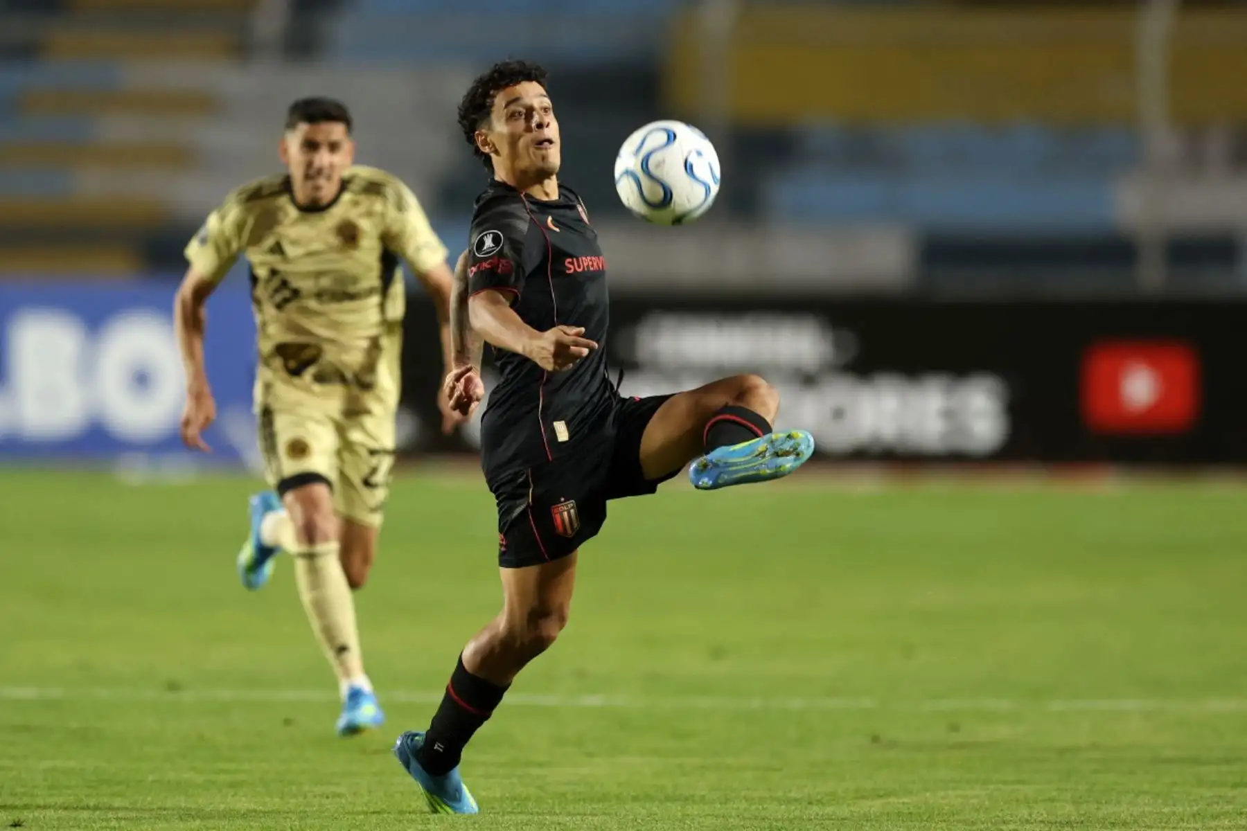 El delantero uruguayo de Estudiantes  Tiago Palacios controla el balón durante el partido de fútbol de la fase de grupos de la Copa Libertadores entre el Cusco FC de Perú y los Estudiantes de La Plata de Argentina. AFP