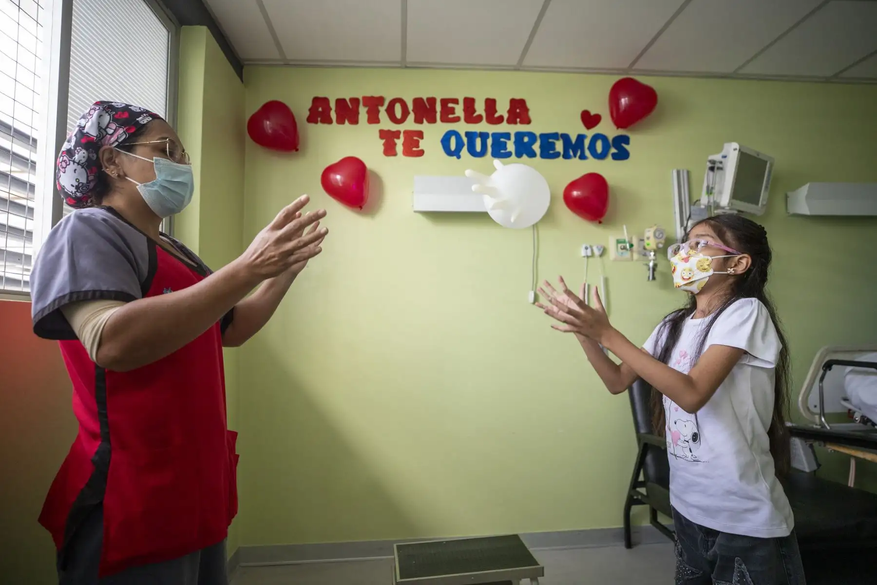 Debido a su malformación de nacimiento, la pequeña Antonella vivía con una saturación de oxígeno de apenas el 43%. Para corregir esta condición, el equipo médico ejecutó una cirugía que no solo implicó el trasplante del órgano, sino también la reconstrucción total de sus estructuras vasculares. Foto: ANDINA/Difusión
