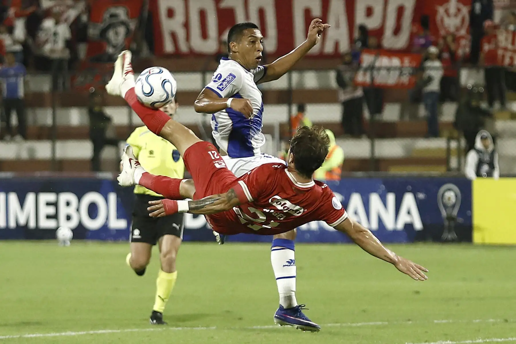 Jesús Mendieta  de Alianza disputa un balón con Tomás Ángel de América este miércoles, durante un partido de la fase de grupos de la Copa Sudamericana entre Alianza Atlético y América de Cali. Foto: EFE