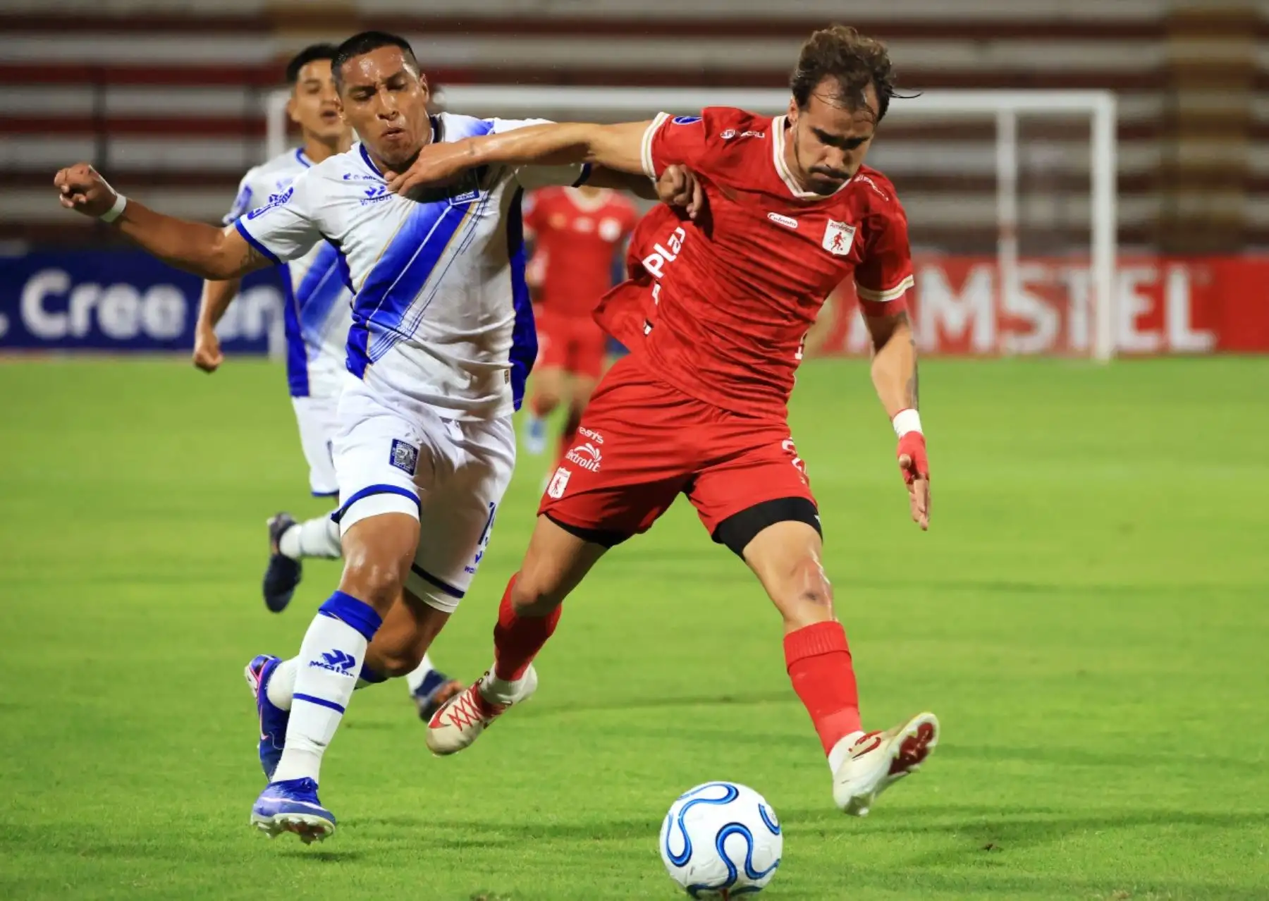 El defensa  de Alianza Atlético, Jesús Mendieta, y el delantero de América de Cali, Tomás Ángel, luchan por el balón durante el partido de la fase de grupos de la Copa Sudamericana entre Alianza Atlético de Perú y América de Cali de Colombia. Foto: AFP
