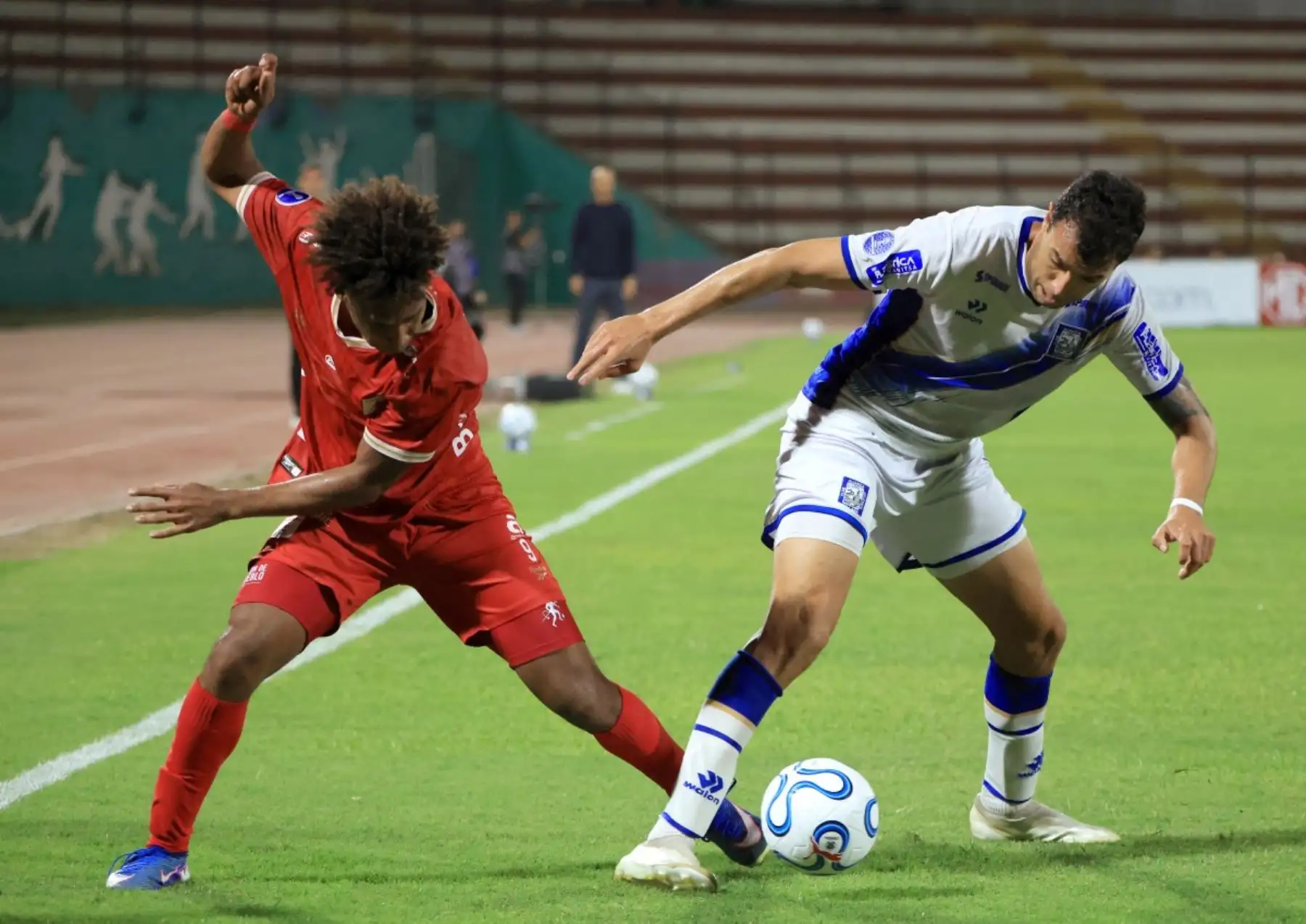 El delantero ecuatoriano del América de Cali, Jorge Valencia  y el defensa argentino del Alianza Atlético, José Villegas, luchan por el balón durante el partido de la fase de grupos de la Copa Sudamericana entre el Alianza Atlético de Perú y el América de Cali de Colombia. AFP