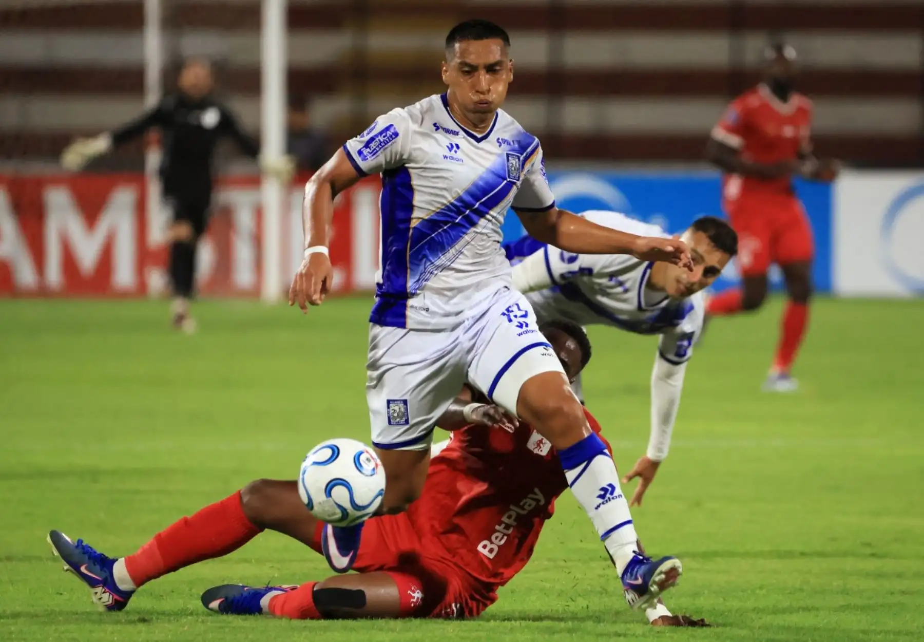 El defensor  de Alianza Atlético, Jesús Mendieta (izquierda), y el delantero de América de Cali, Jan Lucumí, luchan por el balón durante el partido de la fase de grupos de la Copa Sudamericana entre Alianza Atlético de Perú y América de Cali de Colombia. AFP