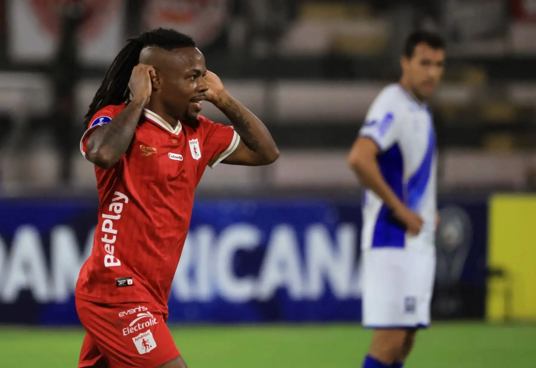 El centrocampista venezolano del América de Cali, Jhon Murillo, celebra el primer gol de su equipo durante el partido de la fase de grupos de la Copa Sudamericana entre el Alianza Atlético de Perú y el América de Cali de Colombia. AFP