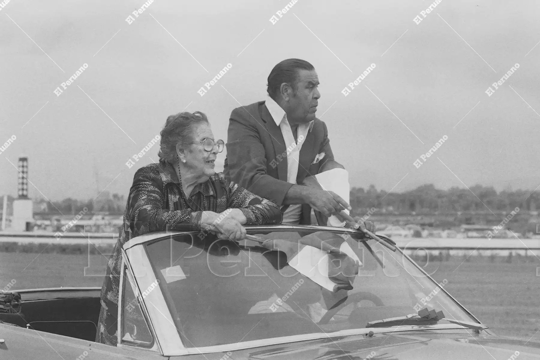 Lima - 29 diciembre 1985 / En el Hipódromo de Monterrico, Augusto Ferrando celebra 51 años de pasión hípica, pero su mayor trofeo no fue el homenaje del Jockey Club, sino la compañía de su madre, doña Rosa Chirichigno quien se mantiene firme a su lado, demostrando que la compañía de una madre es el único reconocimiento que verdaderamente completa la vida.  Foto: Archivo Histórico de El Peruano / Víctor Palomino.