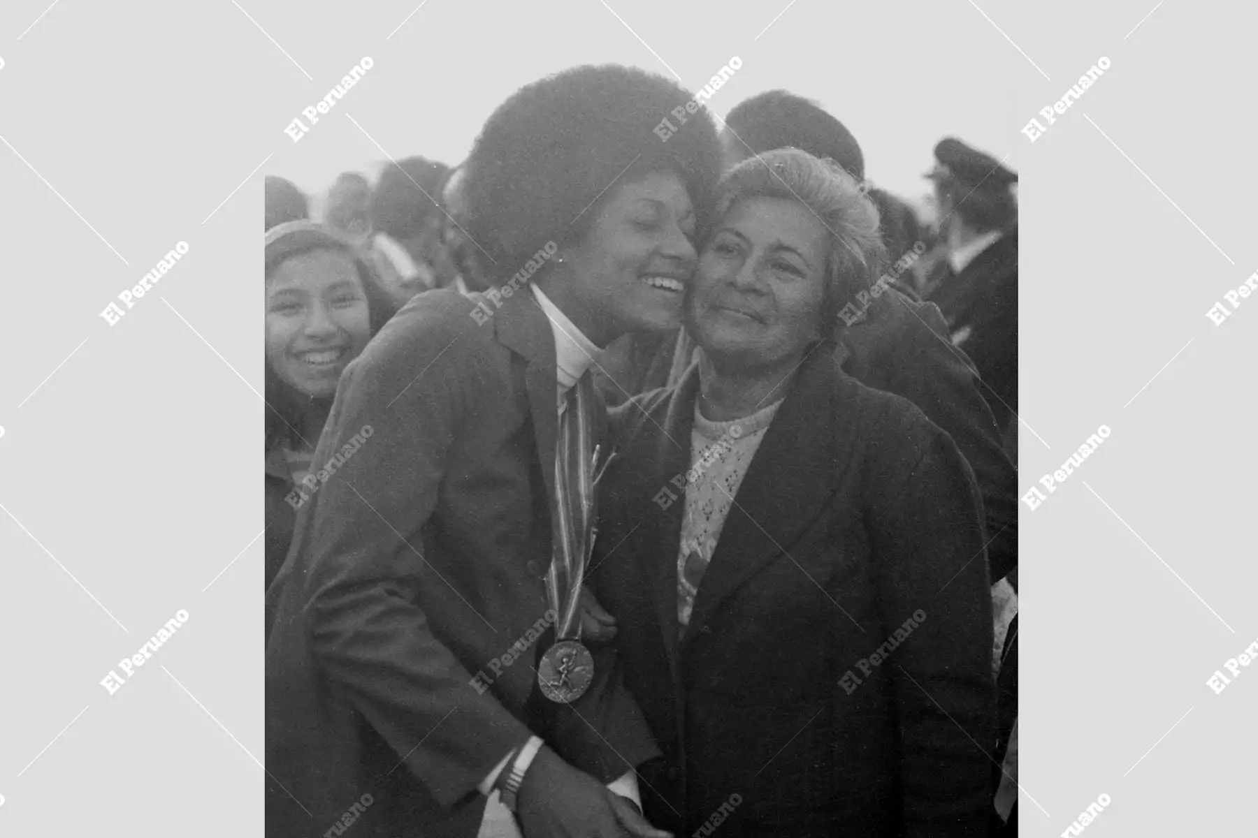 Callao - 17 julio 1979 / Tras conquistar la medalla de plata en los Juegos Panamericanos de San Juan, Cecilia Tait encuentra el mejor de los premios en la pista del Aeropuerto Jorge Chávez: el orgullo de su madre, doña Camila Villacorta. Detrás de la gloria deportiva, siempre estuvo el soporte incondicional de una madre. Foto: Archivo Histórico de El Peruano / Leoncio Mariscal
