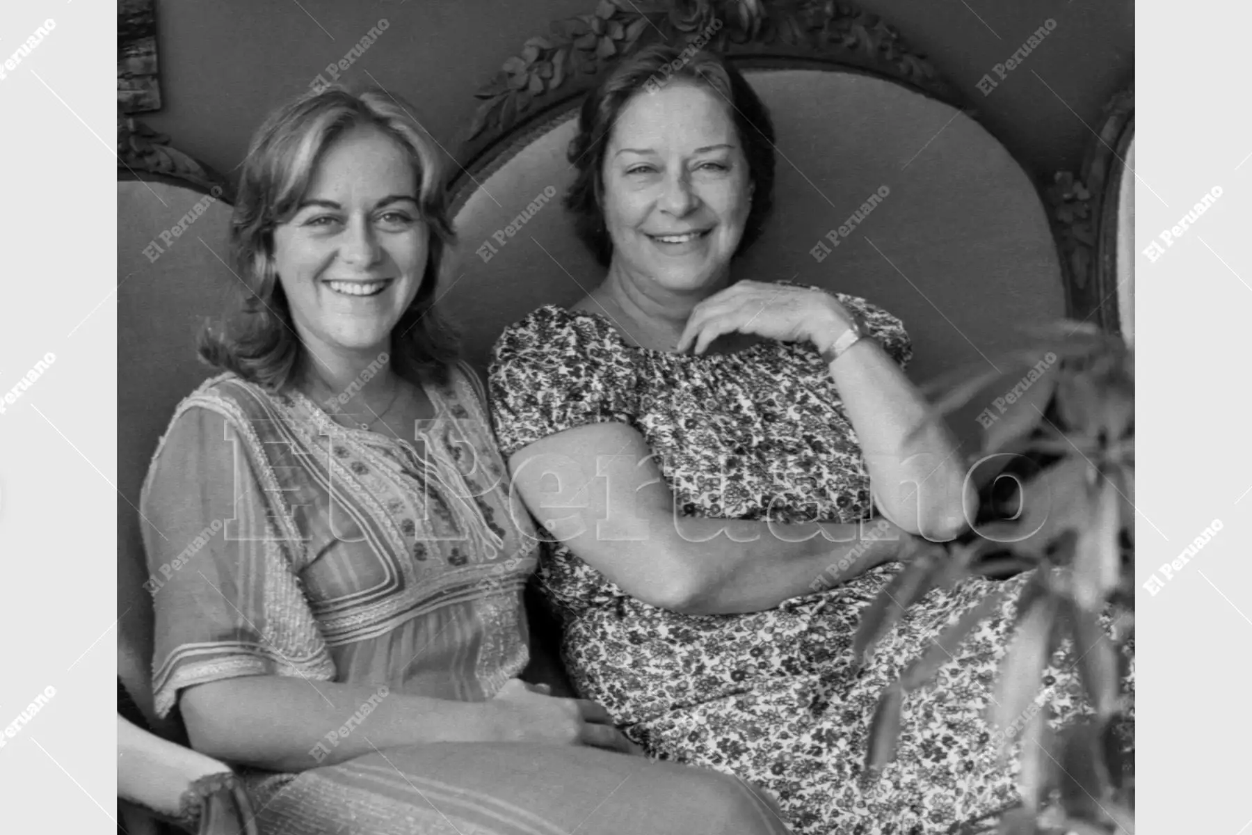Lima - 29 marzo 1979/ Detrás de la genialidad de "La flor de la canela" late el corazón de una madre dedicada. Chabuca Granda comparte un momento de complicidad con su hija, Teresa Fuller,  su mayor orgullo. Foto: Archivo Histórico de El Peruano / Rómulo Luján