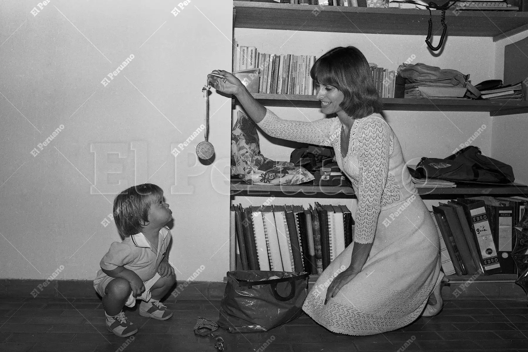 Lima - 12 mayo 1984 / Edith Noeding, la mujer que hizo vibrar al Perú en los Panamericanos México 75, se detiene para disfrutar de un momento junto a su hijo Alexander. Con la ternura que solo una madre conoce, la atleta le entrega simbólicamente su éxito, demostrando que su mayor motivación siempre es su familia.  Foto: Archivo Histórico de El Peruano / Leoncio Mariscal