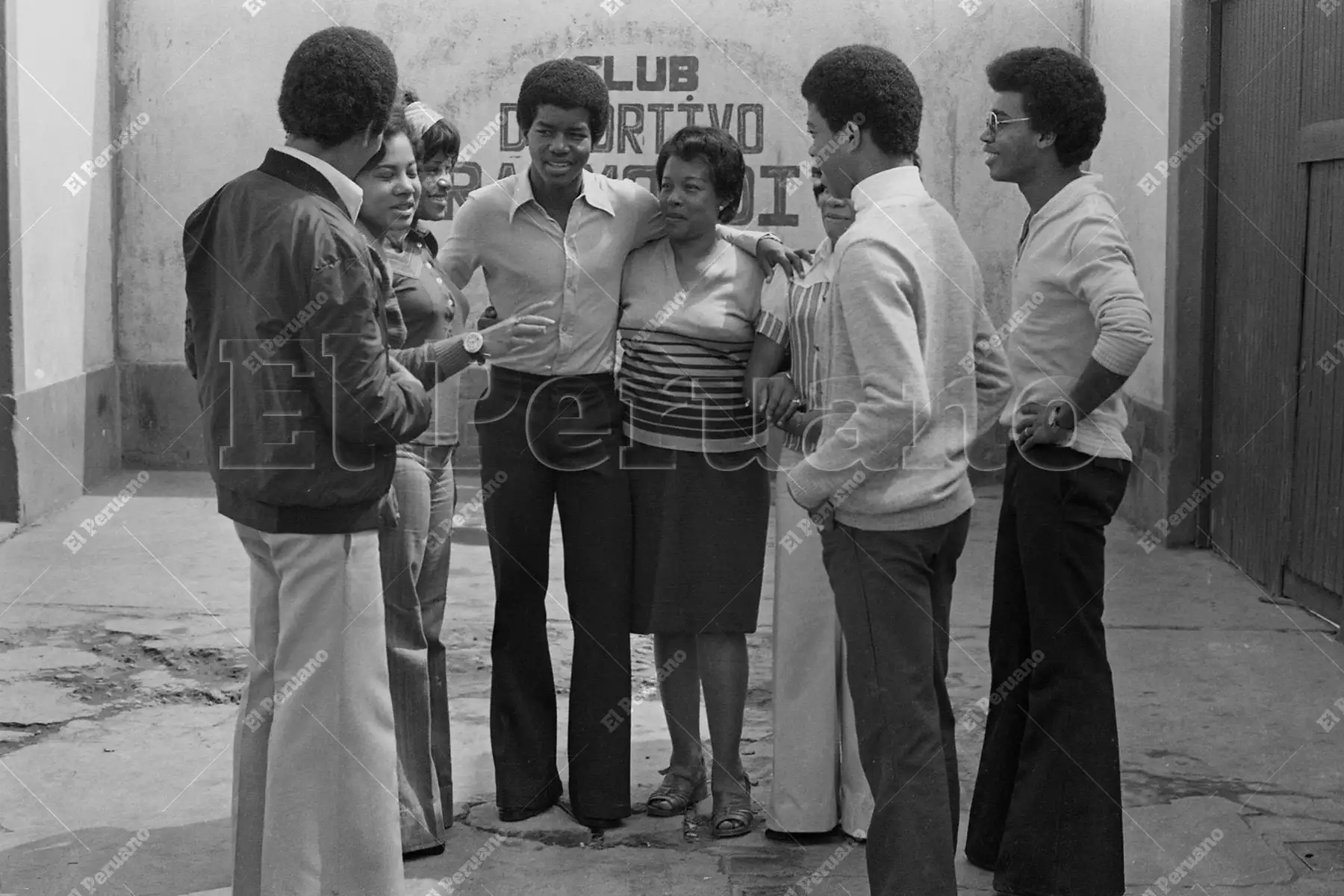 Lima - 21 mayo 1976 / Julio César Uribe, la joven promesa del Sporting Cristal, posa junto al pilar más sólido de su carrera: su madre Esperanza Flores quien con sacrificio y valores lo preparó  para brillar como persona y deportista. Foto: Archivo Histórico de El Peruano / Alejandro Aguirre