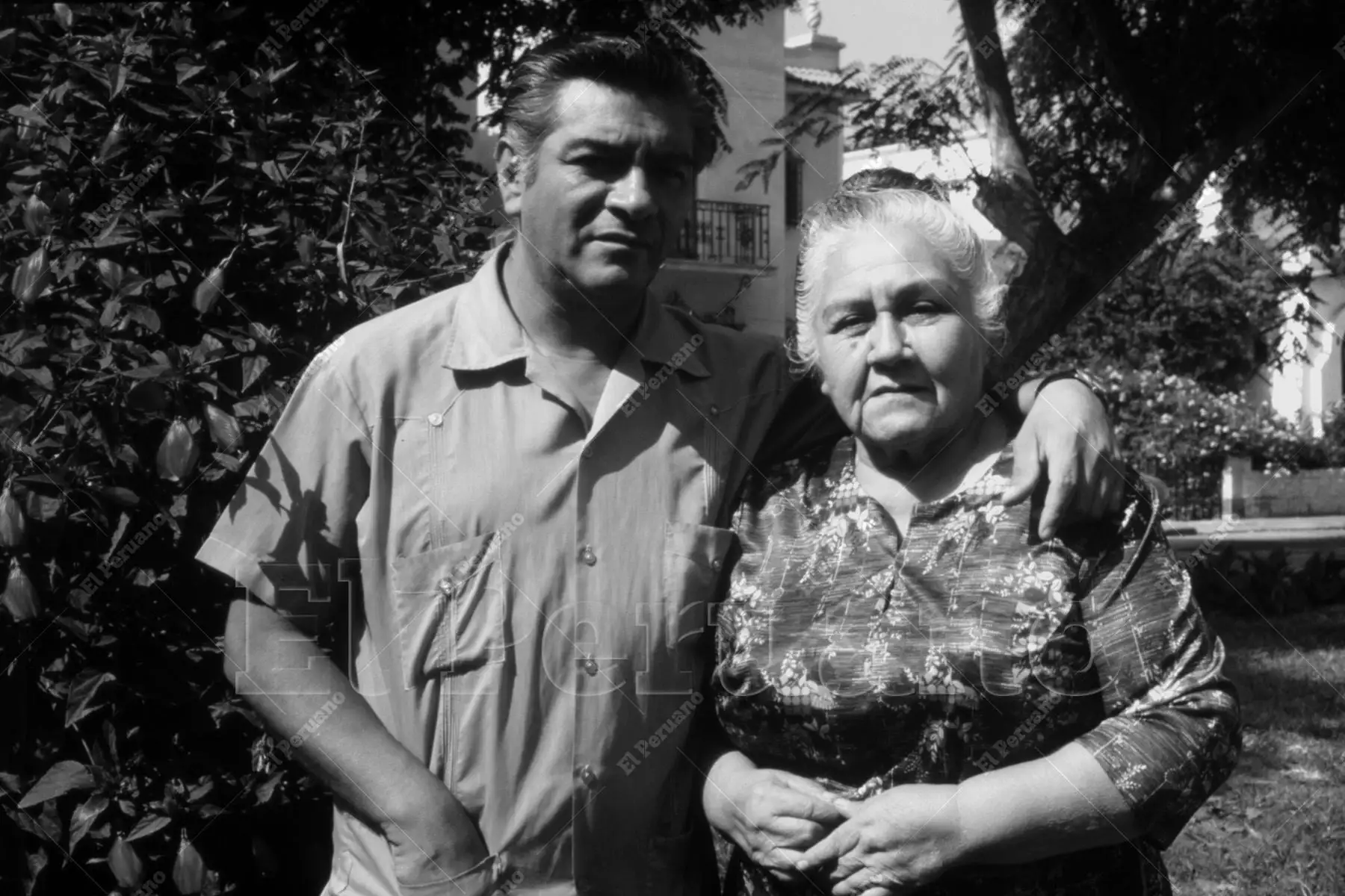 Lima - 9 mayo 1979 / El maestro Manuel Acosta Ojeda en un tierno momento junto a su madre, María Luisa Ojeda. De ese amor profundo nació el himno "Madre". "Un día quise rendirle homenaje con una canción y así nació el tema", confesó  el compositor, cuya pluma marca la historia del criollismo. Foto: Archivo Histórico de El Peruano / José Risco.
