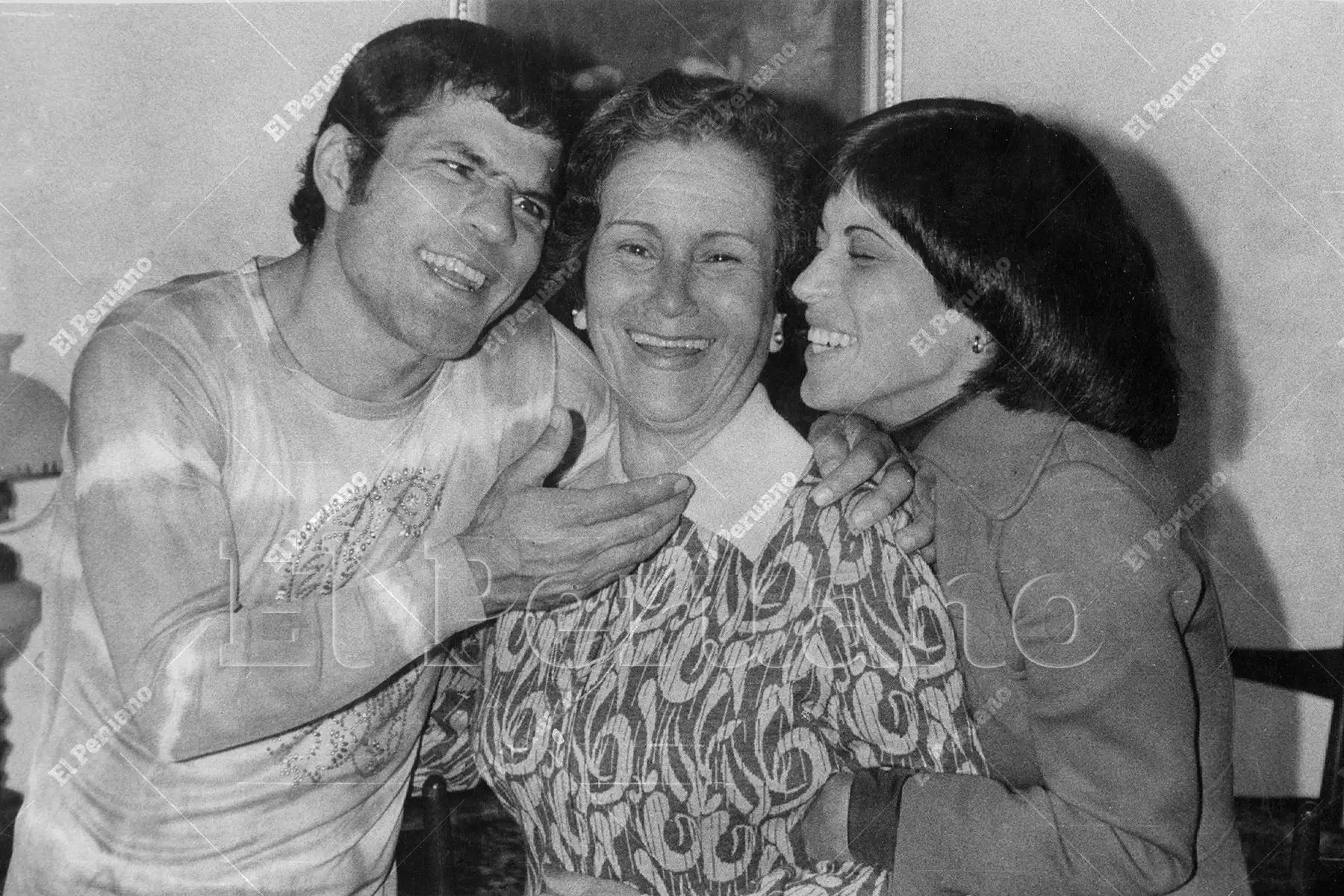 Lima - 11 mayo 1979 / Los hermanos Miguel y Cecilia Barraza rinden homenaje a su madre, doña Julia Hora, el pilar que sostiene su alegría y talento. "Mi madre es lo único que tengo en esta vida llena de incertidumbres... ella me guía como la estrella que guió a los pastores", confesó el popular "Chato" Barraza.  Foto: Archivo Histórico de El Peruano / Leoncio Mariscal