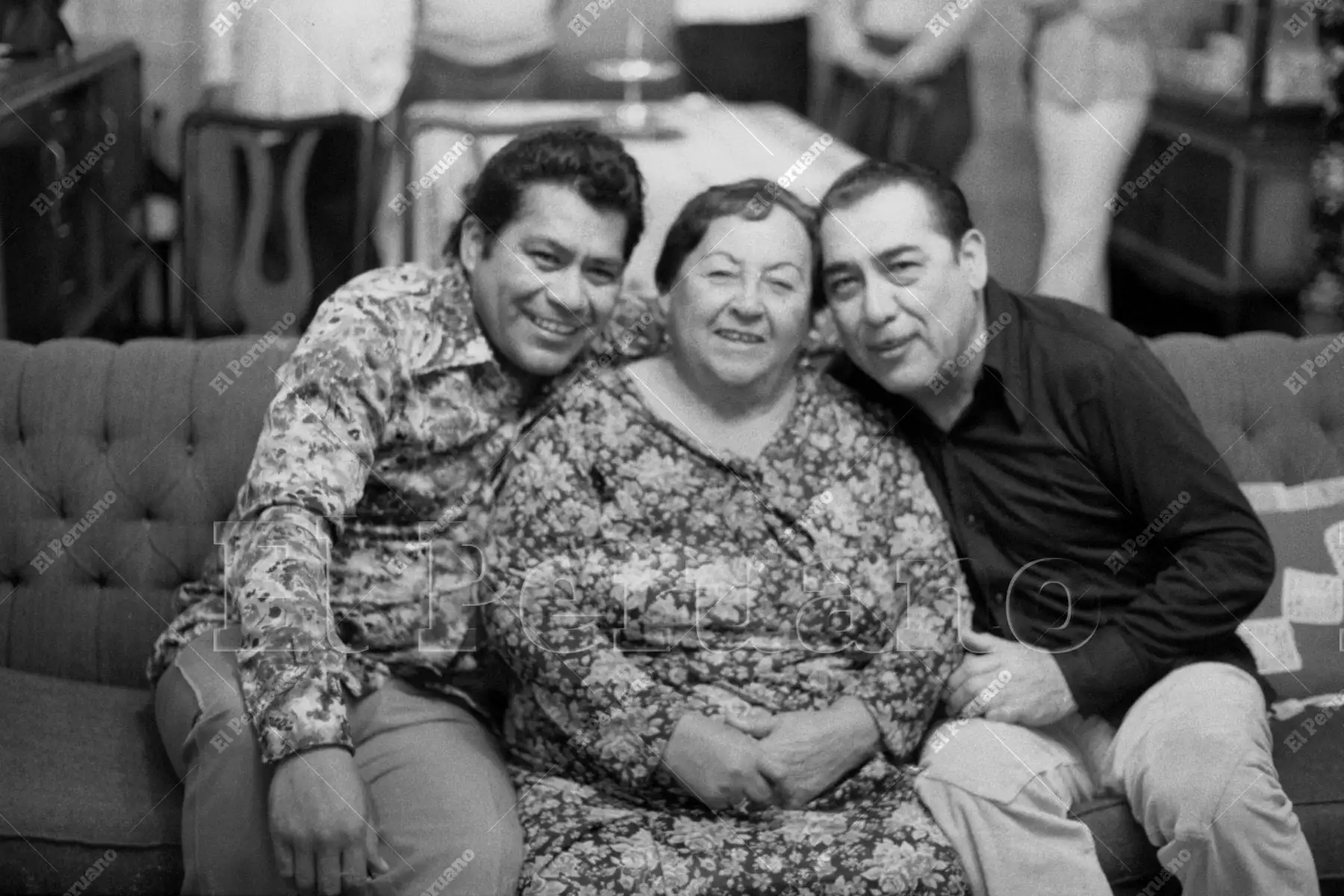 Lima - 8 mayo 1980 / Tres generaciones unidas por el amor y la tradición: Óscar Avilés, la Primera Guitarra del Perú, celebra el Día de la Madre junto a su madre, doña Ángela Arcos, y su hijo Ramón Avilés. Detrás del genio de la guitarra y del talento del heredero, se encuentra la fuerza y guía de la matriarca. Foto: Archivo Hostórico de El Peruano / Bernmabé Wong