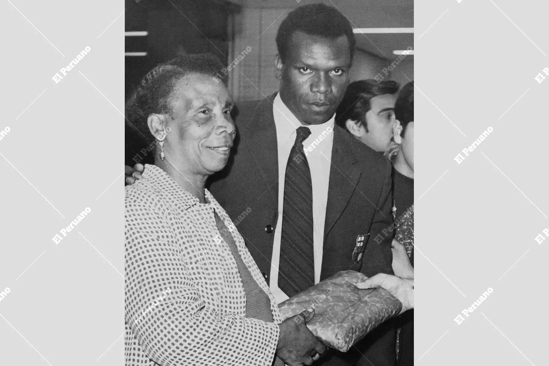 Lima - 21 setiembre 1971 / Doña Manuela García, madre de Pedro Pablo "Perico" León, recibe un presente del estratega brasileño Otto Vieira, del Barcelona de Guayaquil. Fue un tributo a la mujer que con su fortaleza acompañó el ascenso de uno de los máximos referentes del balompié peruano. Foto: Archivo Histórico de El Peruano