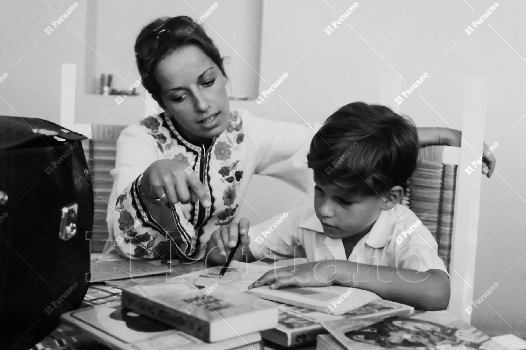 Lima - 21 abril 1978 / Detrás de los escenarios, el papel más importante de Regina Alcóver: el de madre. En esta íntima escena, la actriz guía los primeros pasos escolares de su hijo, Gian Marco Zignago, demostrando que el amor y la paciencia son la mejor enseñanza.  Foto: Archivo Histórico de El Peruano / Leoncio Mariscal