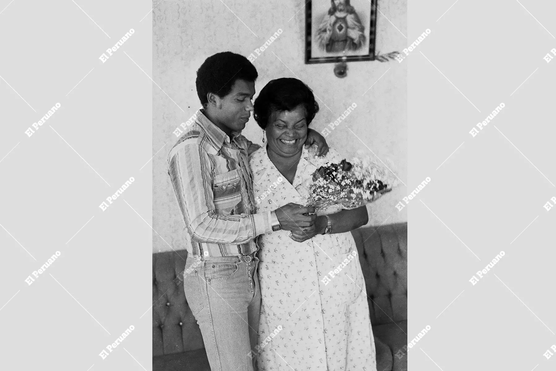 Lima - 8 mayo 1977 / La calidez del "Nene". Teófilo Cubillas celebra el Día de la Madre junto a su progenitora, doña Juana Arizaga, a quien agasajó con un ramo de flores en un gesto de gratitud y afecto. Foto: Archivo Histórico de El Peruano / Virgilio Molero