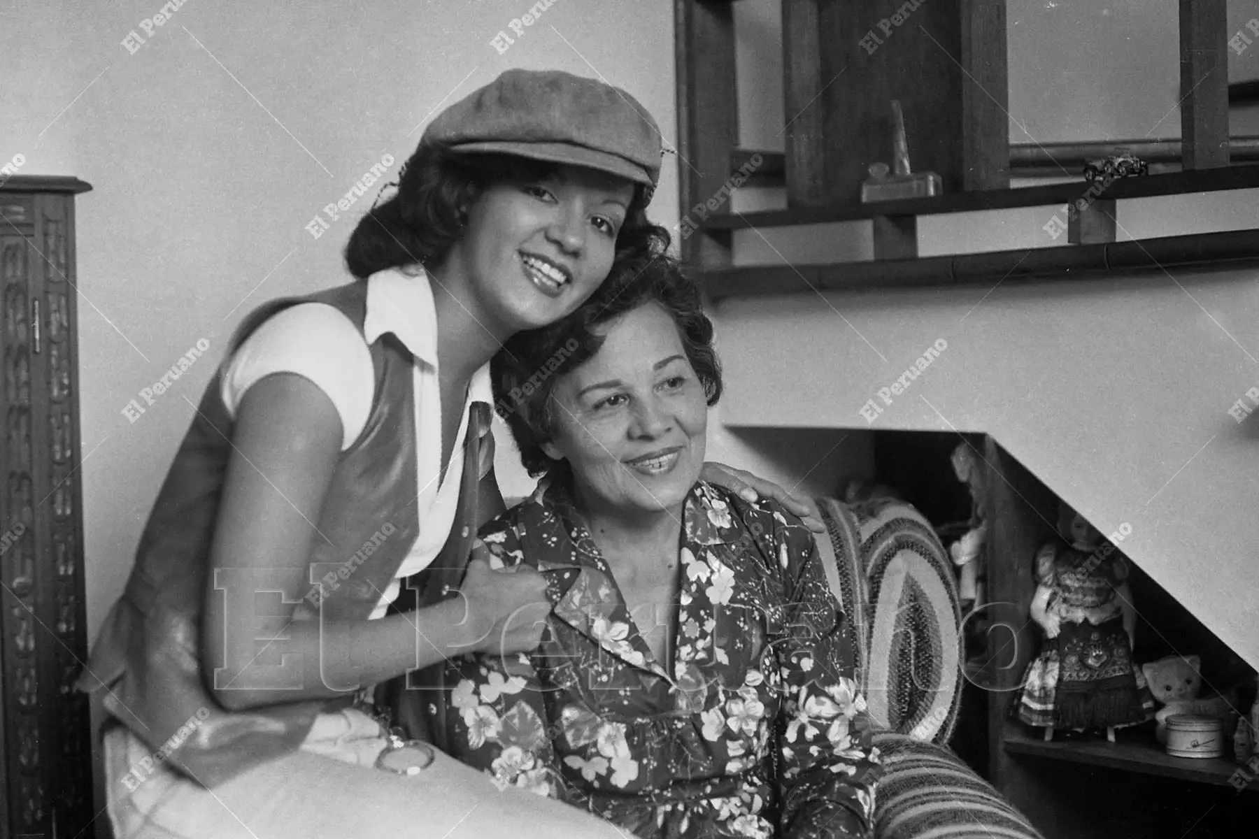 Lima - 8 mayo 1979 / Yola Polastri comparte un momento de intimidad con su madre, doña Piedad Giribaldi, figura determinante en su formación personal y profesional. "Mi madre es lo más maravilloso que existe en la vida; no sé qué hubiera sido de mí si ella no estuviera conmigo", confesó la popular animadora de televisión. Foto: Archivo Histórico de El Peruano / Leoncio Mariscal