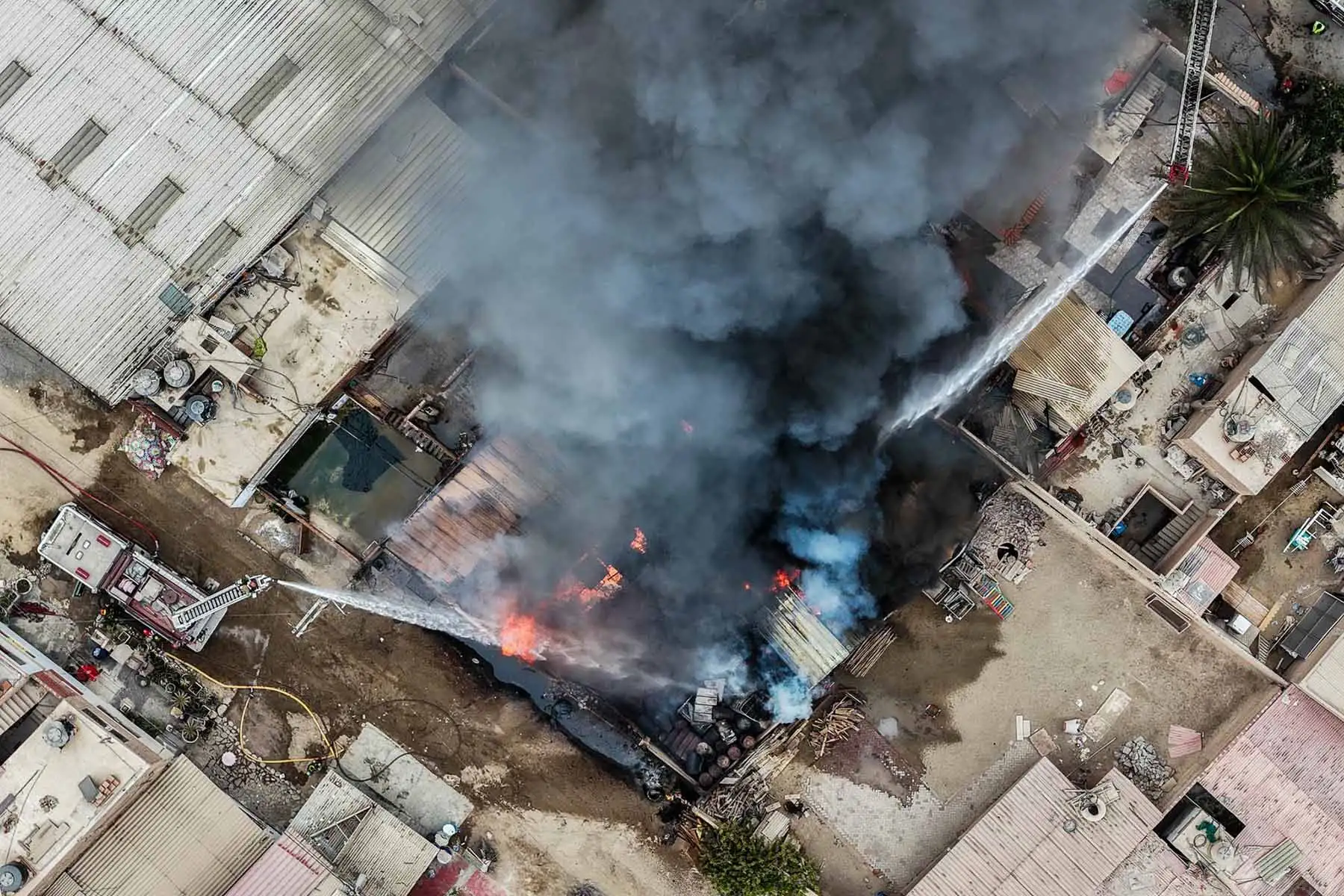 Más de 17 unidades de bomberos fueron enviadas para atender la emergencia reportada en Villa El Salvador. Foto: ANDINA/ Juan Carlos Guzmán