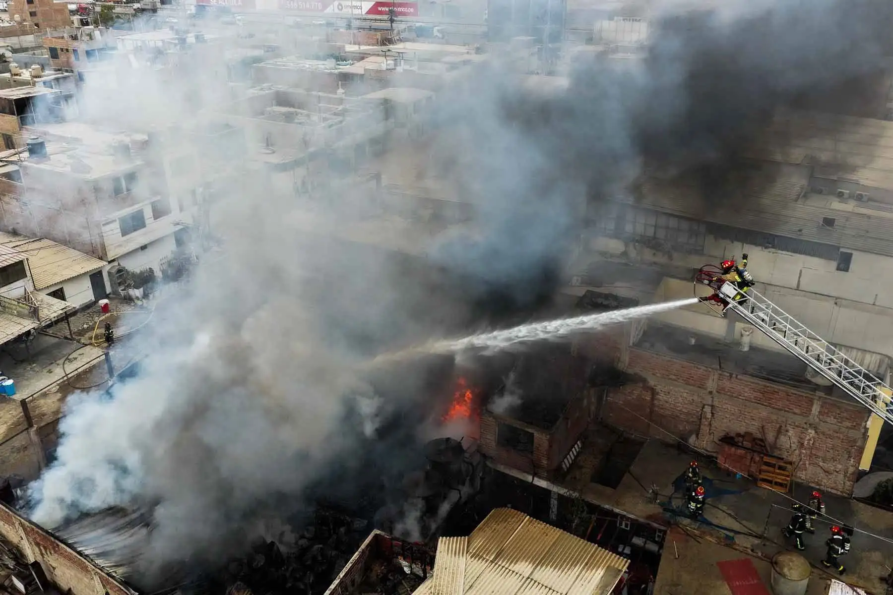 El incendio, presuntamente originado en un almacén con productos químicos y materiales inflamables, mantiene en alerta a vecinos y autoridades de Villa El Salvador. Foto: ANDINA/ Juan Carlos Guzmán