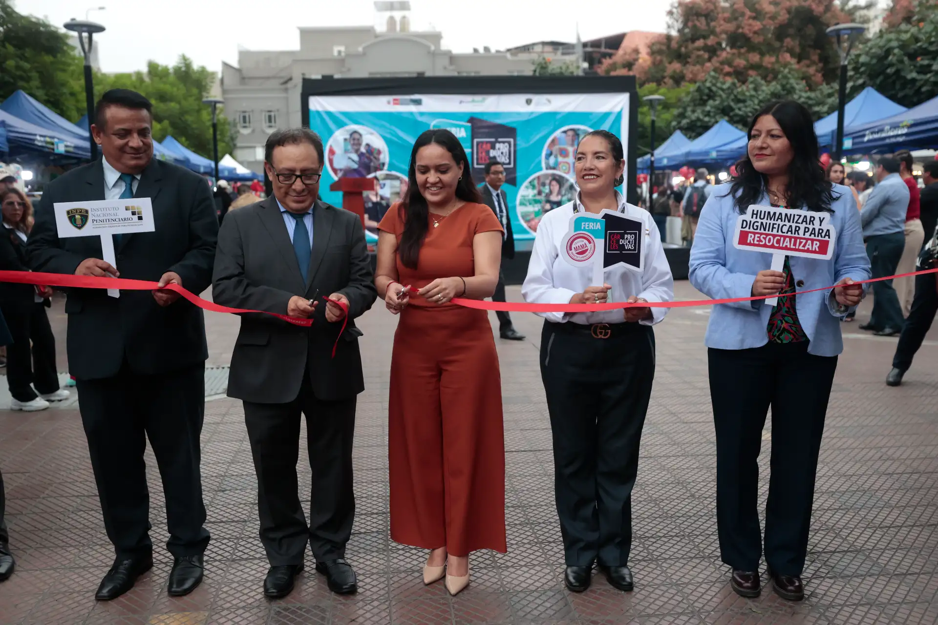 Autoridades participaron en la inauguración de la feria “Cárceles Productivas: Edición Mamá”, organizada por el INPE. Foto: ANDINA/Vidal Tarqui.
