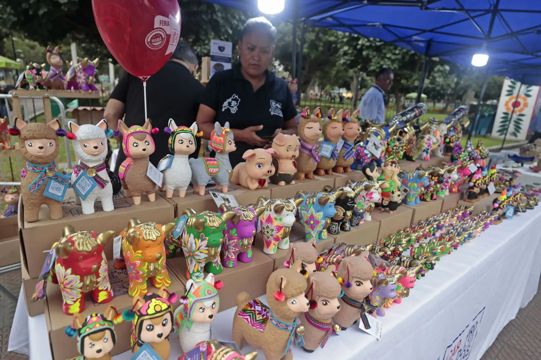Artesanías y objetos decorativos hechos a mano destacaron entre los productos más visitados por los asistentes. Foto: ANDINA/Vidal Tarqui.