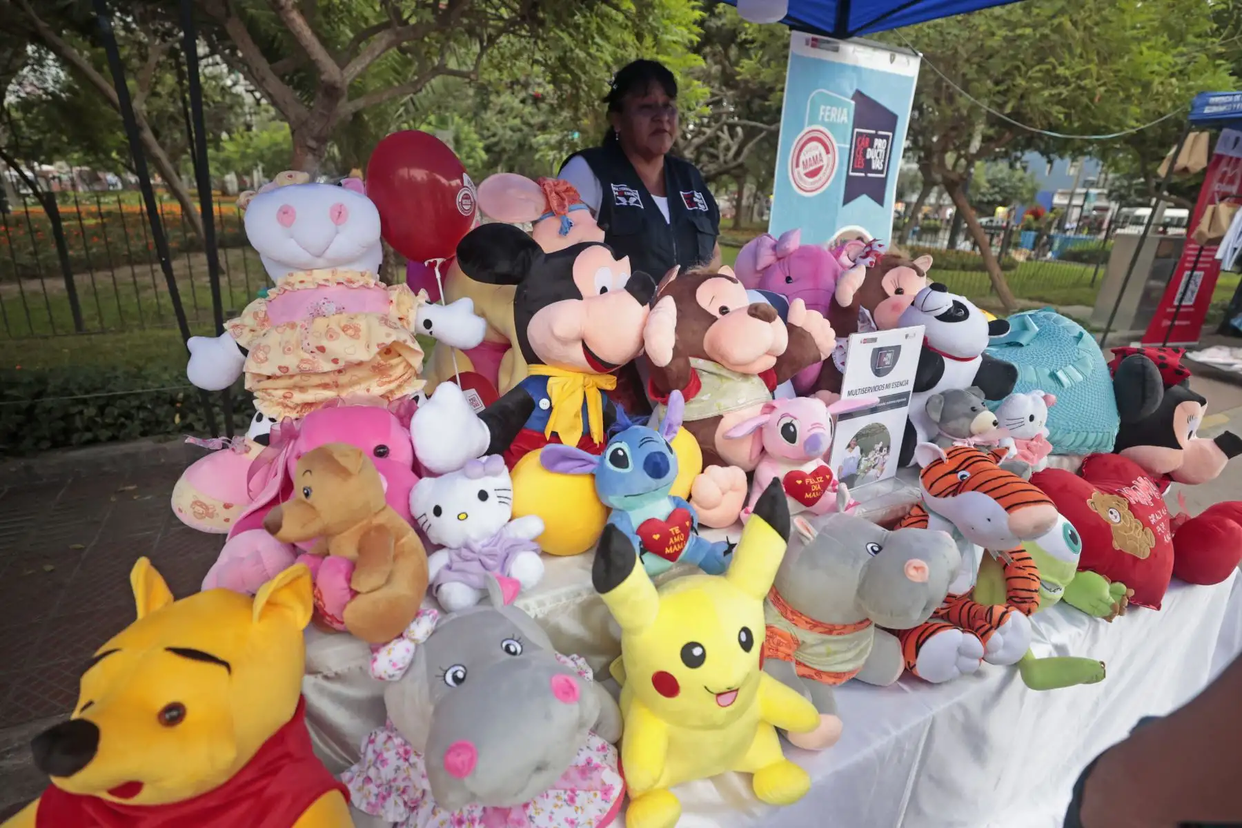 Peluches, artículos decorativos y regalos temáticos por el Día de la Madre formaron parte de la exhibición presentada al público. Foto: ANDINA/Vidal Tarqui.