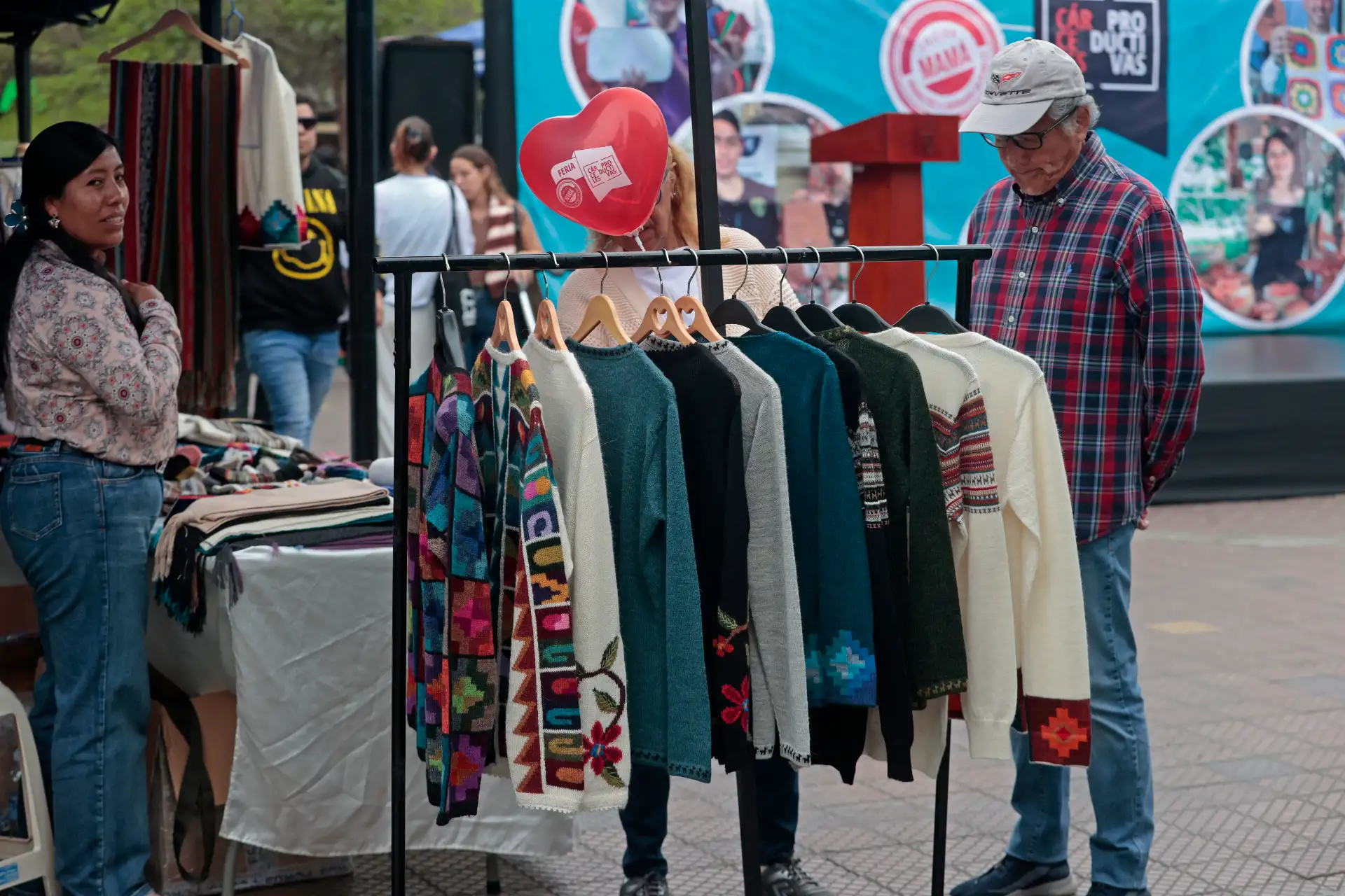 Prendas de vestir y accesorios elaborados por internos fueron exhibidos en los módulos instalados durante la actividad. Foto: ANDINA/Vidal Tarqui.