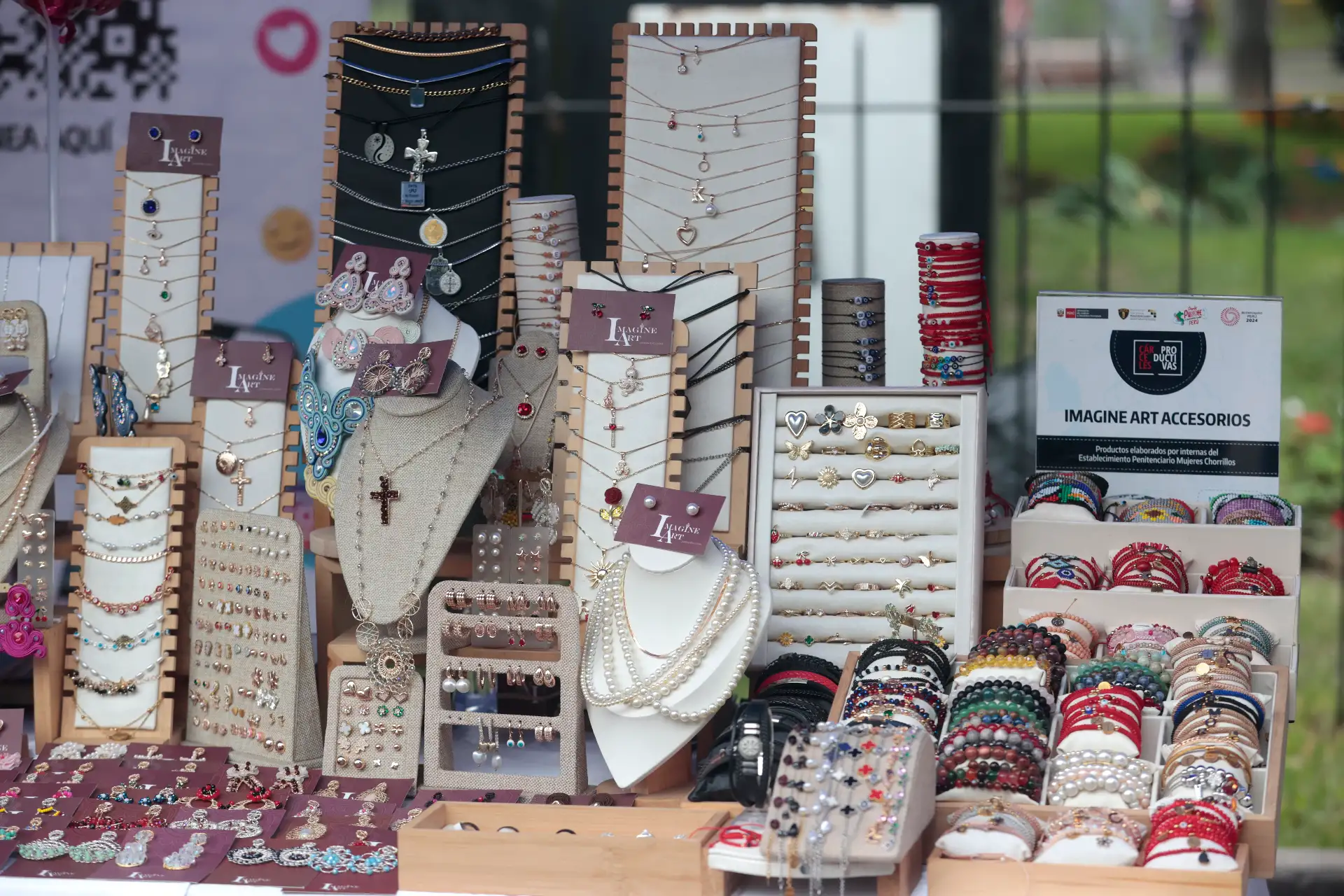 La feria incluyó la venta de artículos utilitarios y decorativos elaborados en los centros penitenciarios del país. Foto: ANDINA/Vidal Tarqui.