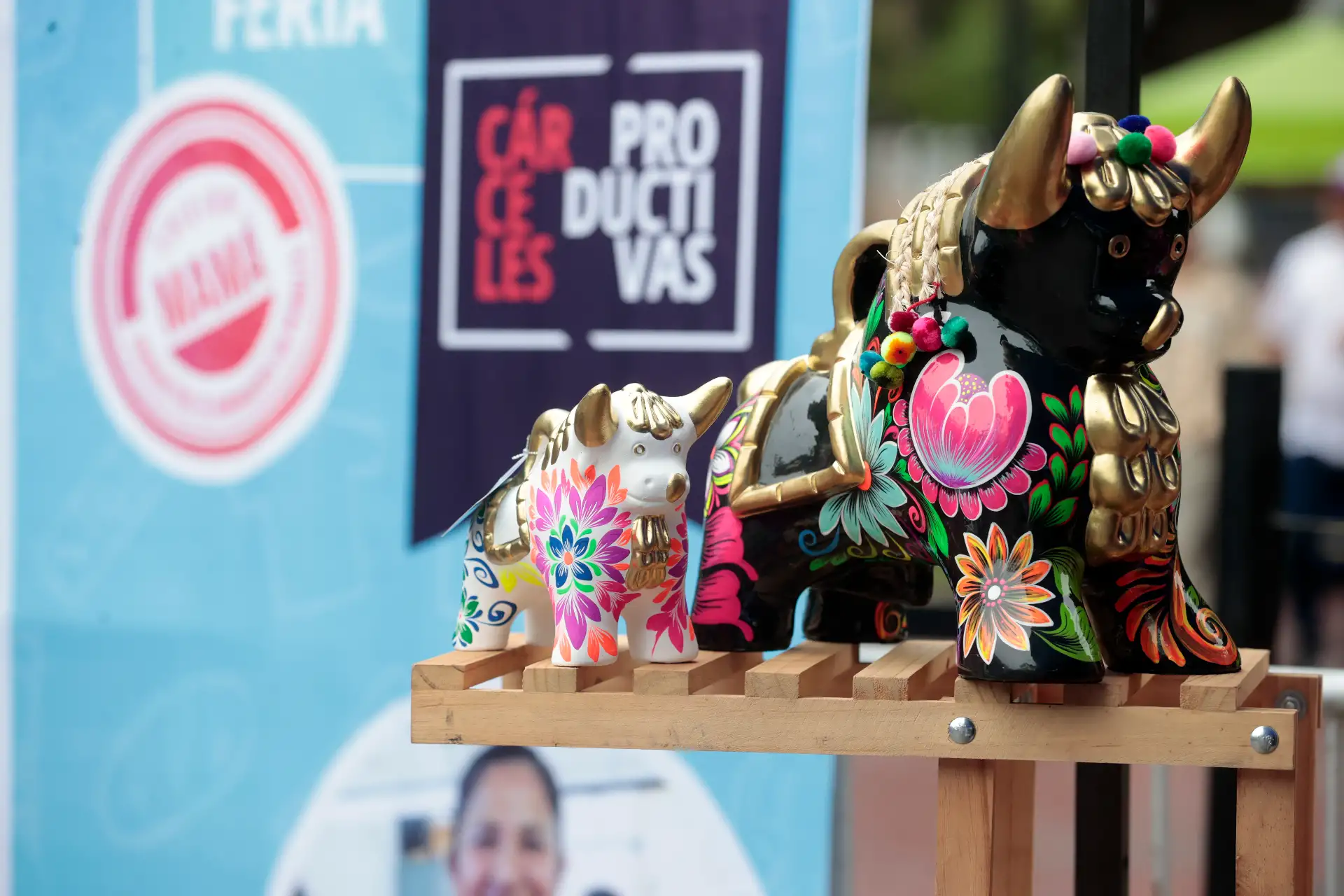 Diversos productos elaborados en talleres productivos fueron presentados como alternativas de regalo por el Día de la Madre. Foto: ANDINA/Vidal Tarqui.