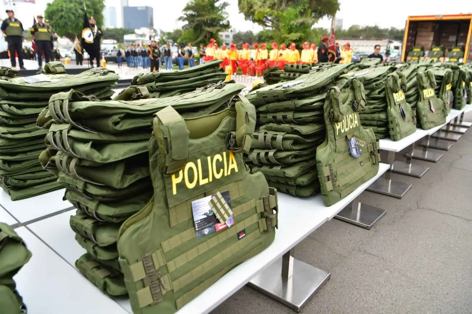 Los chalecos antibalas fueron exhibidos durante el acto oficial encabezado por autoridades del sector Interior, como parte de las acciones orientadas a mejorar la protección del personal policial. Foto: ANDINA/Difusión.