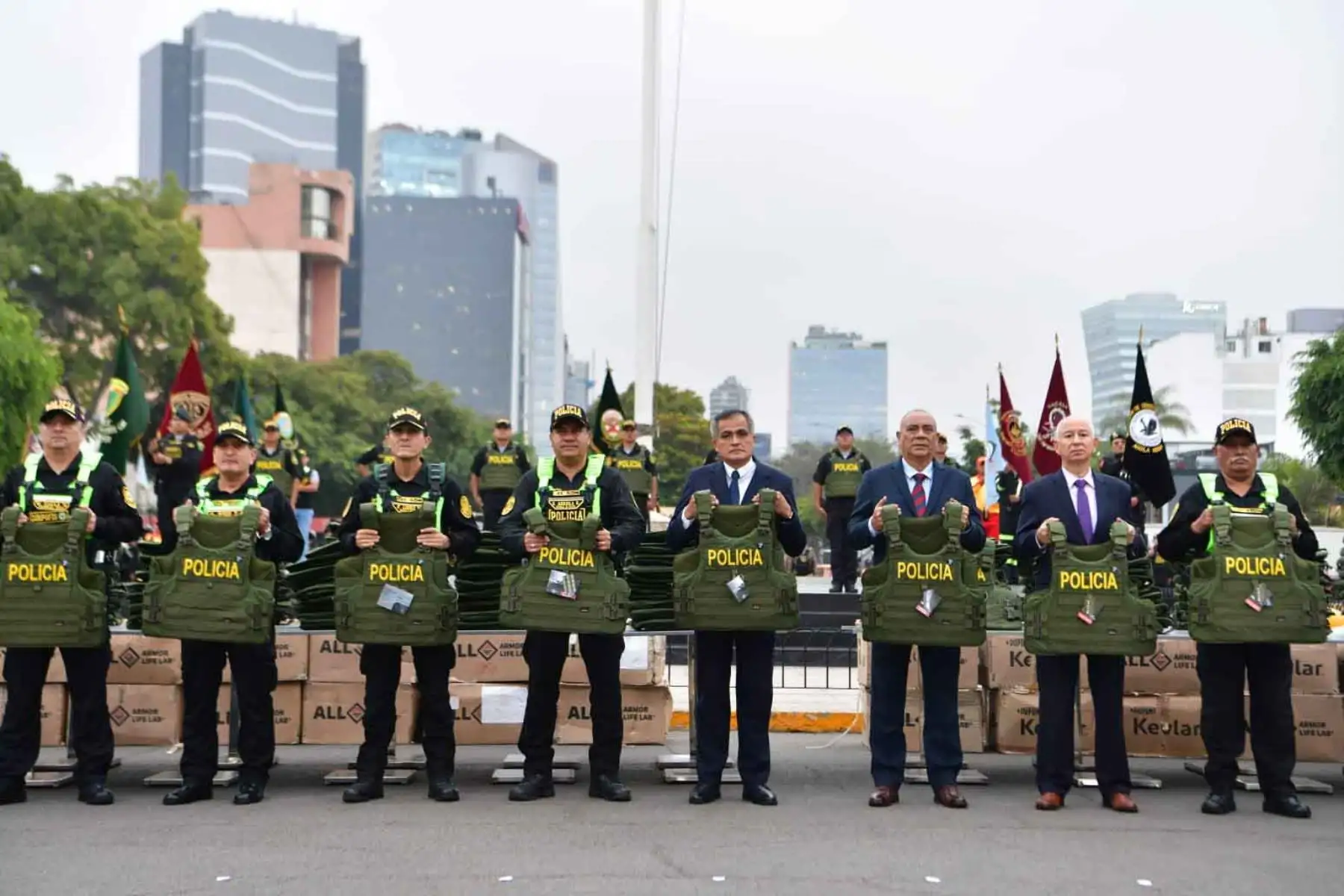 La Policía Nacional del Perú (PNP) fortaleció su capacidad operativa con la entrega de más de 3 mil chalecos antibalas destinados al personal policial que combate la delincuencia y el crimen organizado en diferentes puntos del país. La actividad se realizó en la explanada del Ministerio del Interior y contó con la participación del ministro del Interior, José Zapata Morante, junto a altos mandos policiales y funcionarios del sector. Foto: ANDINA/Difusión.