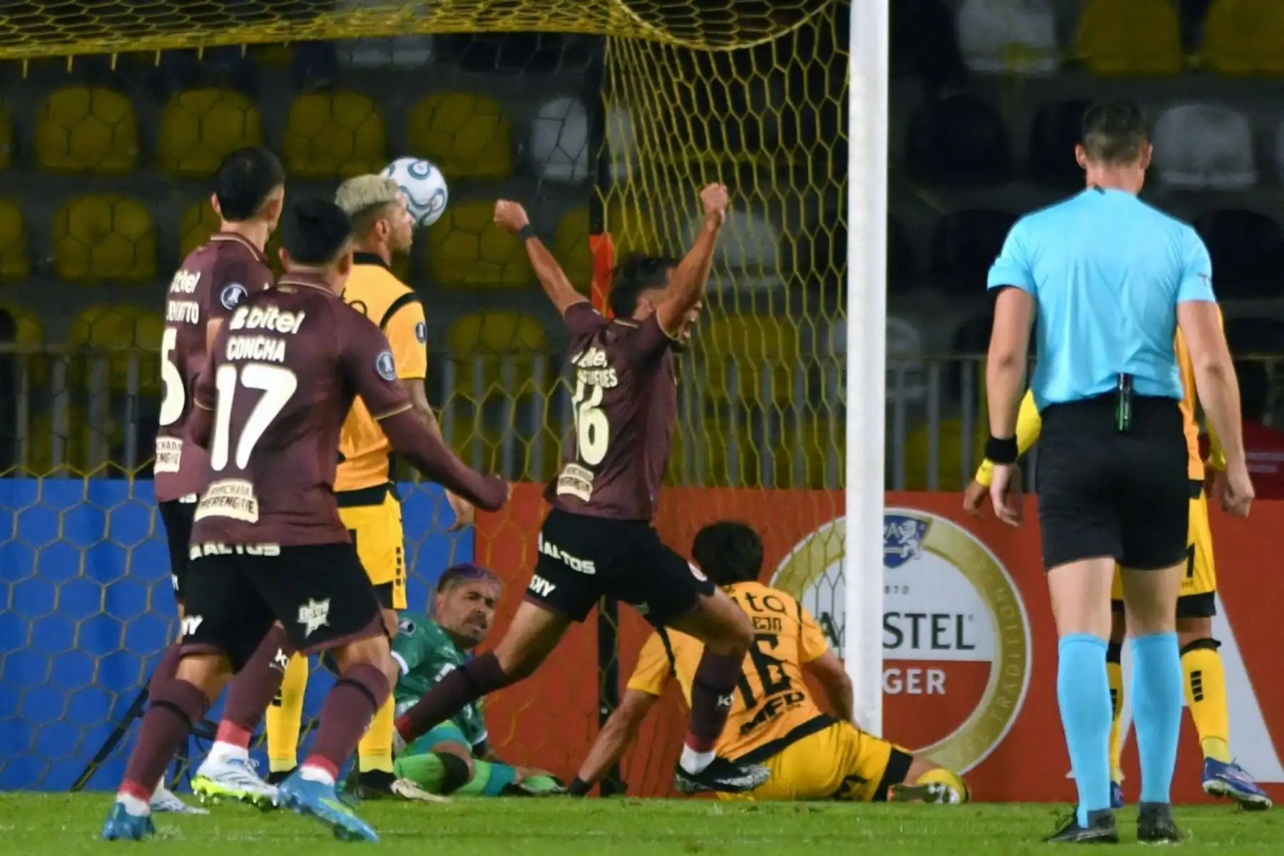 El delantero Alex Valera abrió el marcador para Universitario a los 33 minutos del primer tiempo, pero el conjunto chileno logró revertir el resultado en la etapa complementaria. Foto: ANDINA/AFP
