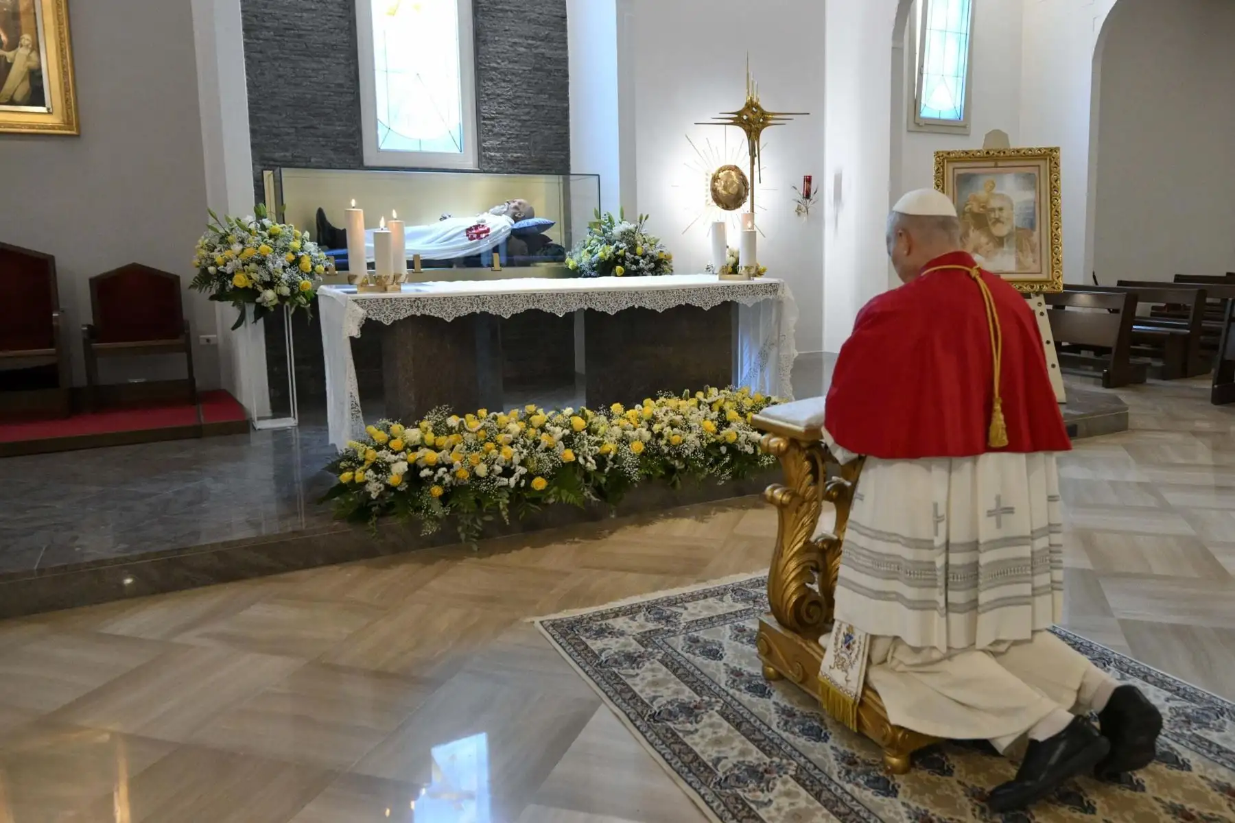 Papa León XIV ora ante la tumba de San Bartolo Longo durante una visita con motivo del primer aniversario de su pontificado en Pompeya, Italia. Foto: EFE