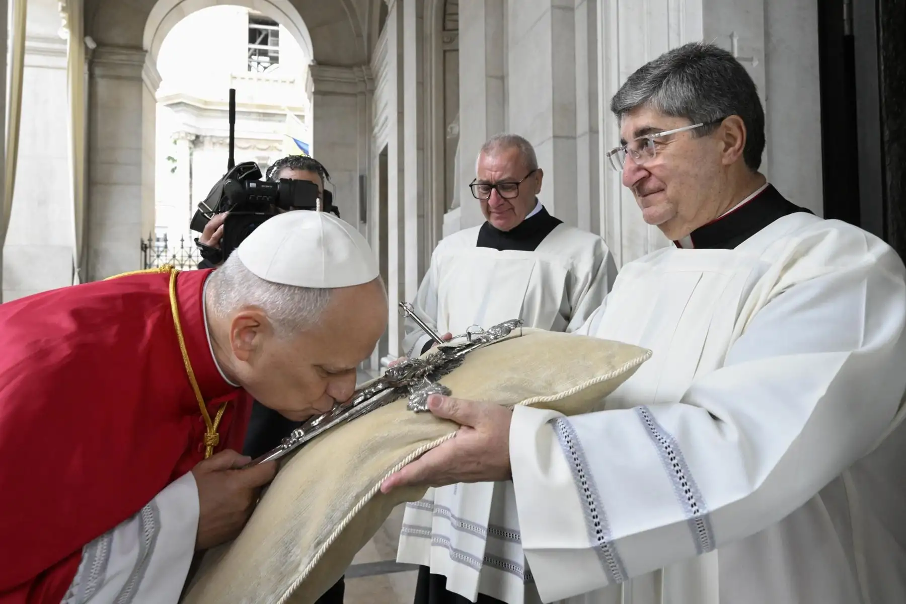 Papa León XIV durante una visita con motivo del primer aniversario del inicio de su pontificado en Pompeya, Italia. Durante su visita pastoral, se reunió con la organización «Templo de la Caridad» y presidió una misa frente al Santuario de la Virgen del Rosario. Foto: EFE