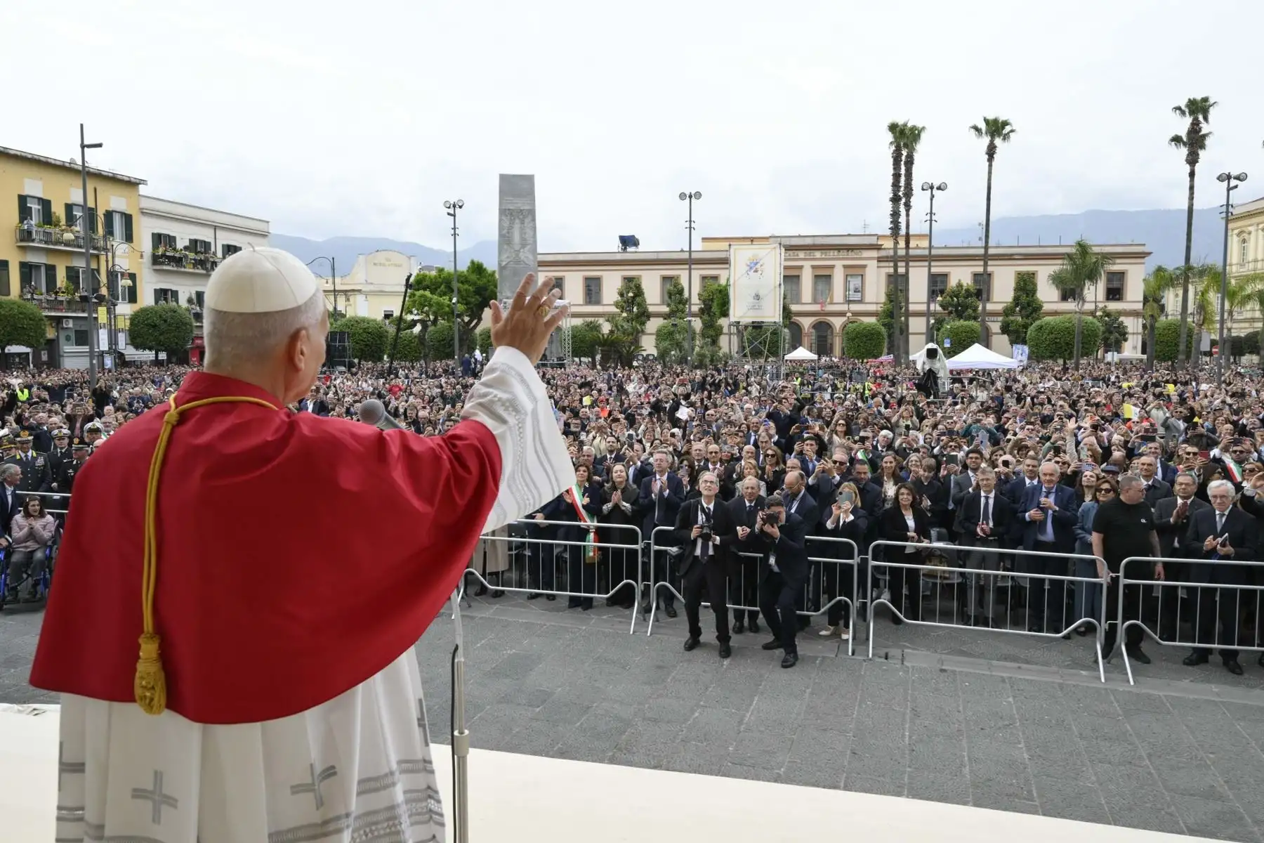 El Papa León XIV saluda a los devotos como parte de su visita pastoral a Pompeya, Italia, el 8 de mayo de 2026, en el primer aniversario de su pontificado. Posteriormente, el Papa León XIV visitará Nápoles. Foto: EFE