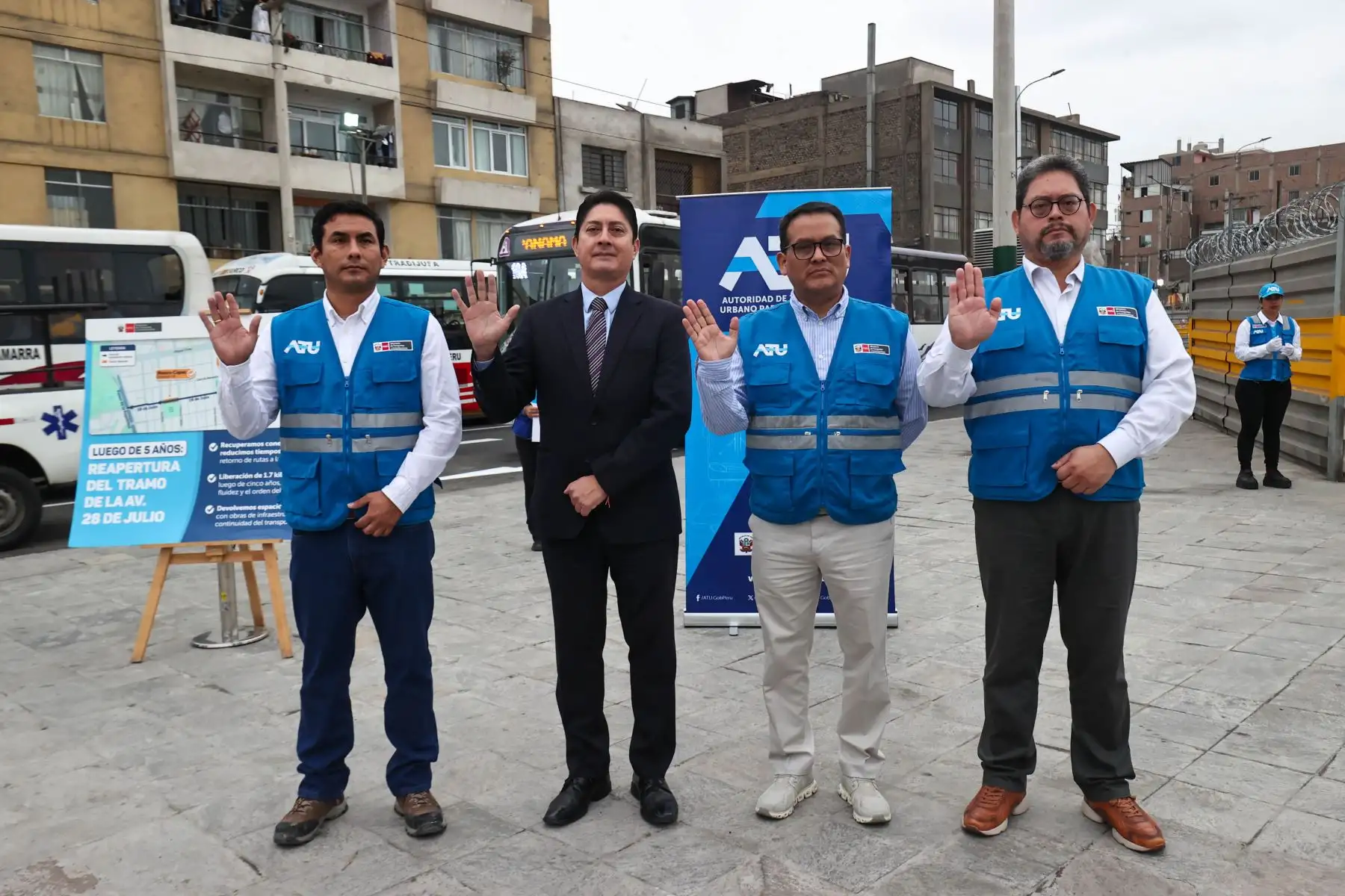 Juan del Carmen Haro Muñoz, Viceministro de Transportes y el presidente de la ATU, David Hernández, anunciaron el retorno de más de mil buses de transporte público a la avenida 28 de Julio, luego de cinco años de cierre por las obras de la Línea 2 del Metro.

Foto: ANDINA/Juan Carlos Guzmán Negrini.