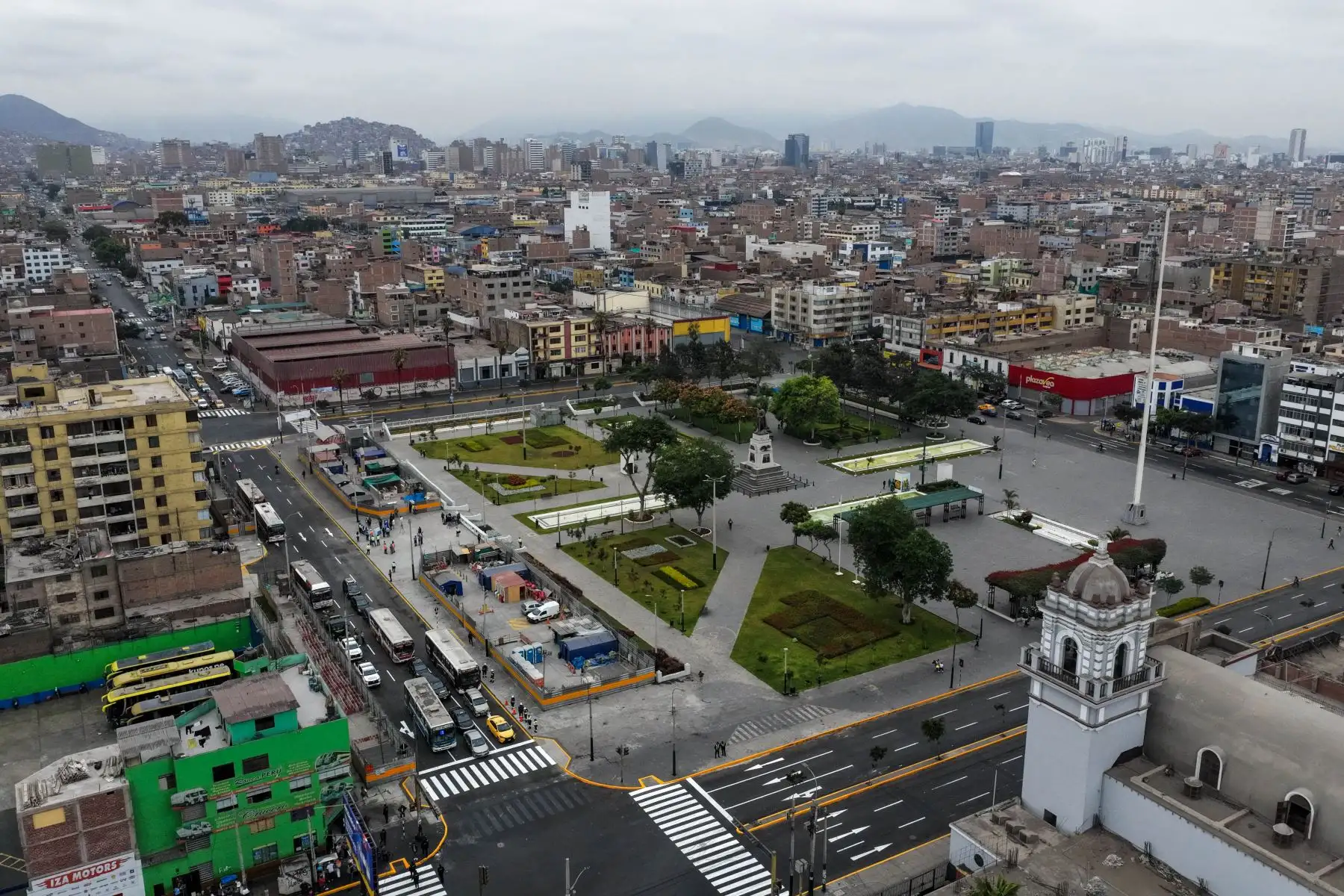 La reapertura de esta importante vía comprende el tramo entre las avenidas Parinacochas y Paseo de la República, permitiendo nuevamente la circulación de unidades de transporte público por tres carriles en sentido este-oeste.

Foto: ANDINA/Juan Carlos Guzmán Negrini