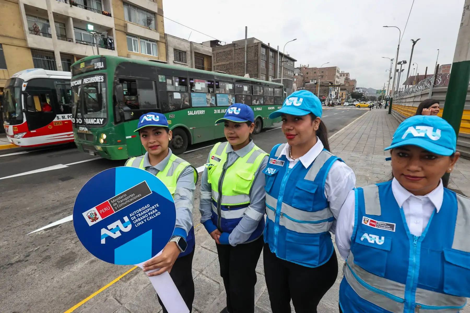 Juan del Carmen Haro Muñoz, Viceministro de Transportes y el presidente de la ATU, David Hernández, anunciaron el retorno de más de mil buses de transporte público a la avenida 28 de Julio, luego de cinco años de cierre por las obras de la Línea 2 del Metro.

Foto: ANDINA/Juan Carlos Guzmán Negrini.