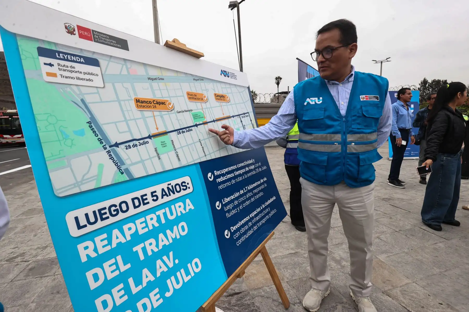 Juan del Carmen Haro Muñoz, Viceministro de Transportes y el presidente de la ATU, David Hernández, anunciaron el retorno de más de mil buses de transporte público a la avenida 28 de Julio, luego de cinco años de cierre por las obras de la Línea 2 del Metro.

Foto: ANDINA/Juan Carlos Guzmán Negrini.