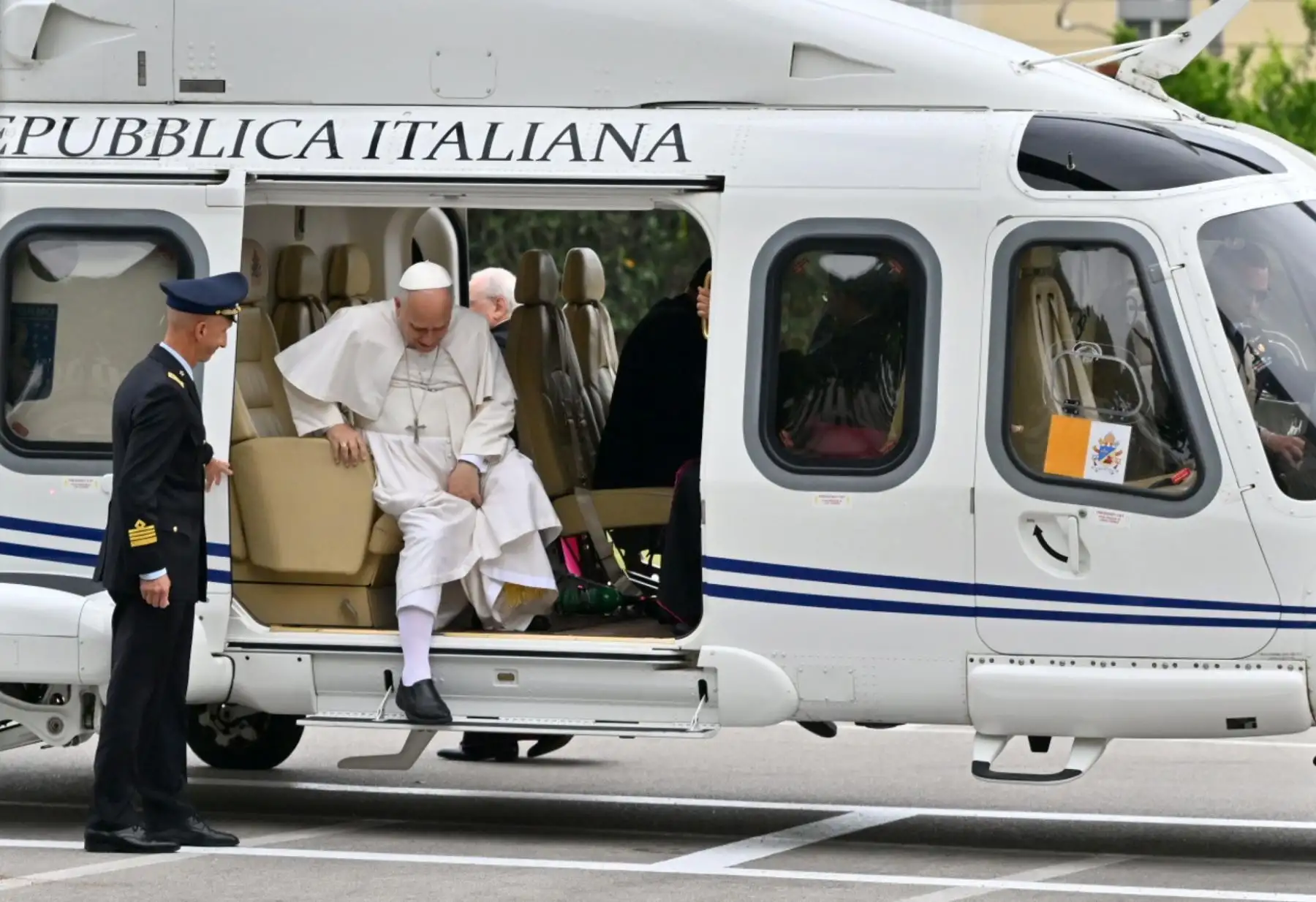 El Papa León XIV (C) llega en helicóptero para su visita pastoral a Pompeya, Italia. Foto: EFE