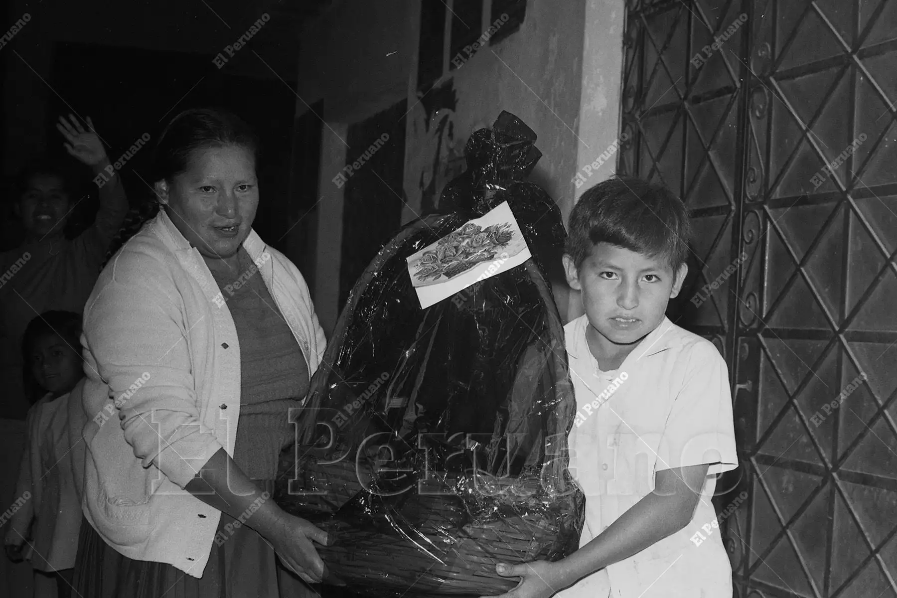 Lima - 10 mayo 1975 / Una madre y su hijo lucen con orgullo la canasta obtenida durante las celebraciones por el Día de la Madre en el colegio José Granda.  Foto: Archivo Histórico de El Peruano / José Risco.