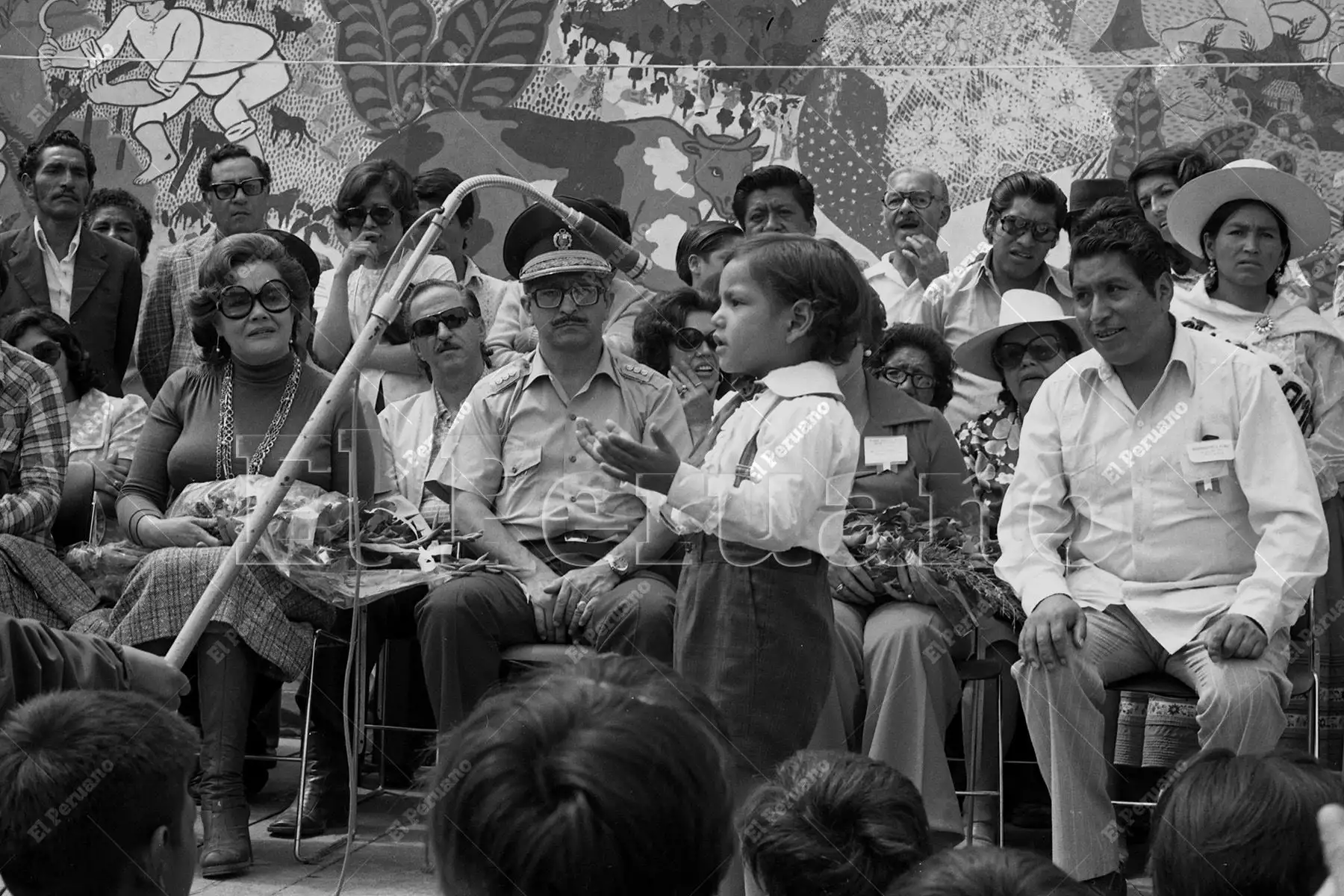 Lima - 9 mayo 1975 / Un niño declama un poema en homenaje a las madres que participan en la VI Feria Artesanal de la Mujer Campesina. Un emotivo gesto que marcó una  jornada de celebración y tradición.  Foto: Archivo Histórico de El Peruano / Rolando Ángeles.
