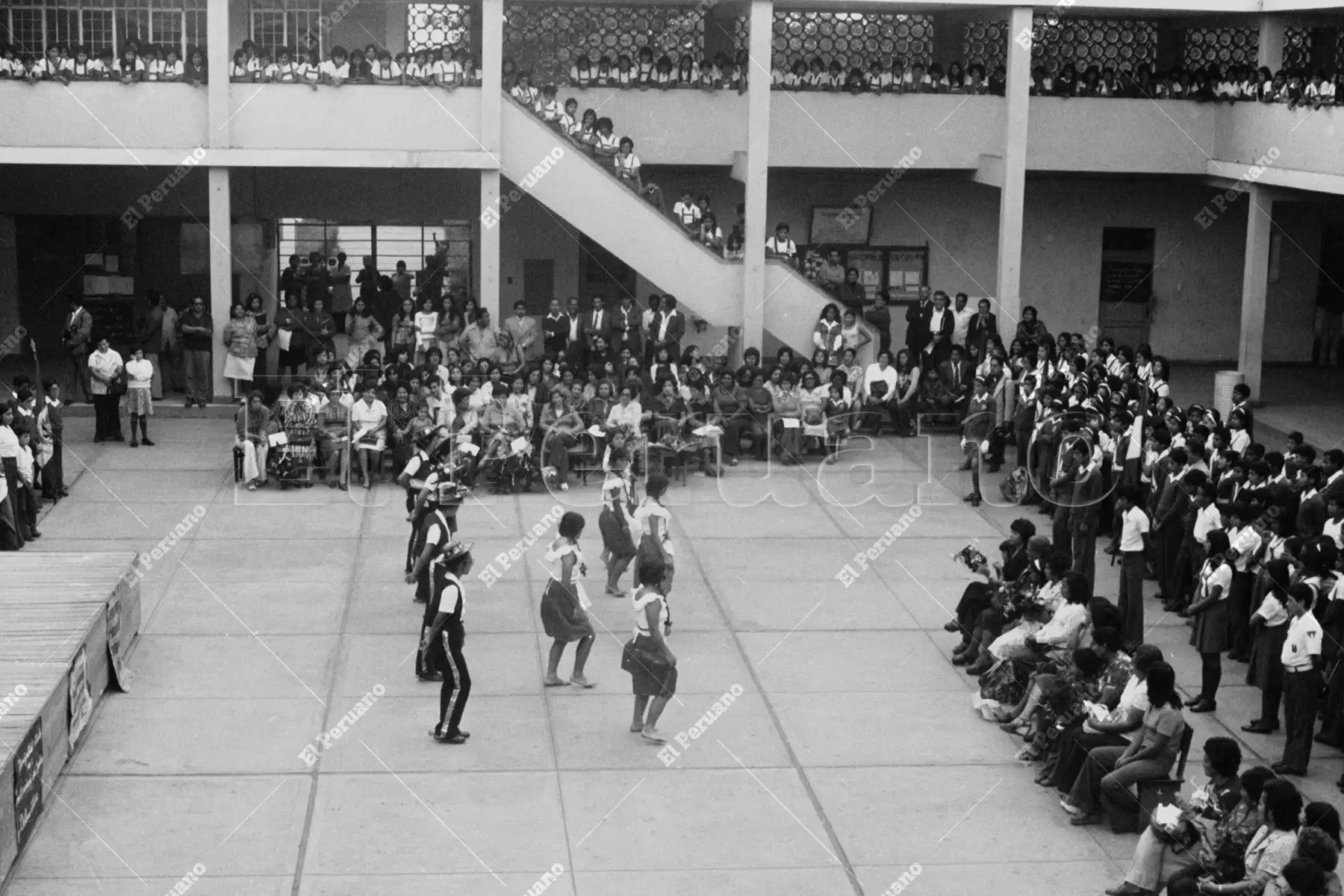 Lima - 5 mayo 1977 / Entre aplausos y sentimientos de emoción, los estudiantes de la Gran Unidad Escolar Isabel La  Católica rinden un tierno homenaje a las madres victorianas.  Foto: Archivo Histórico de El Peruano / Américo Alburquerque.