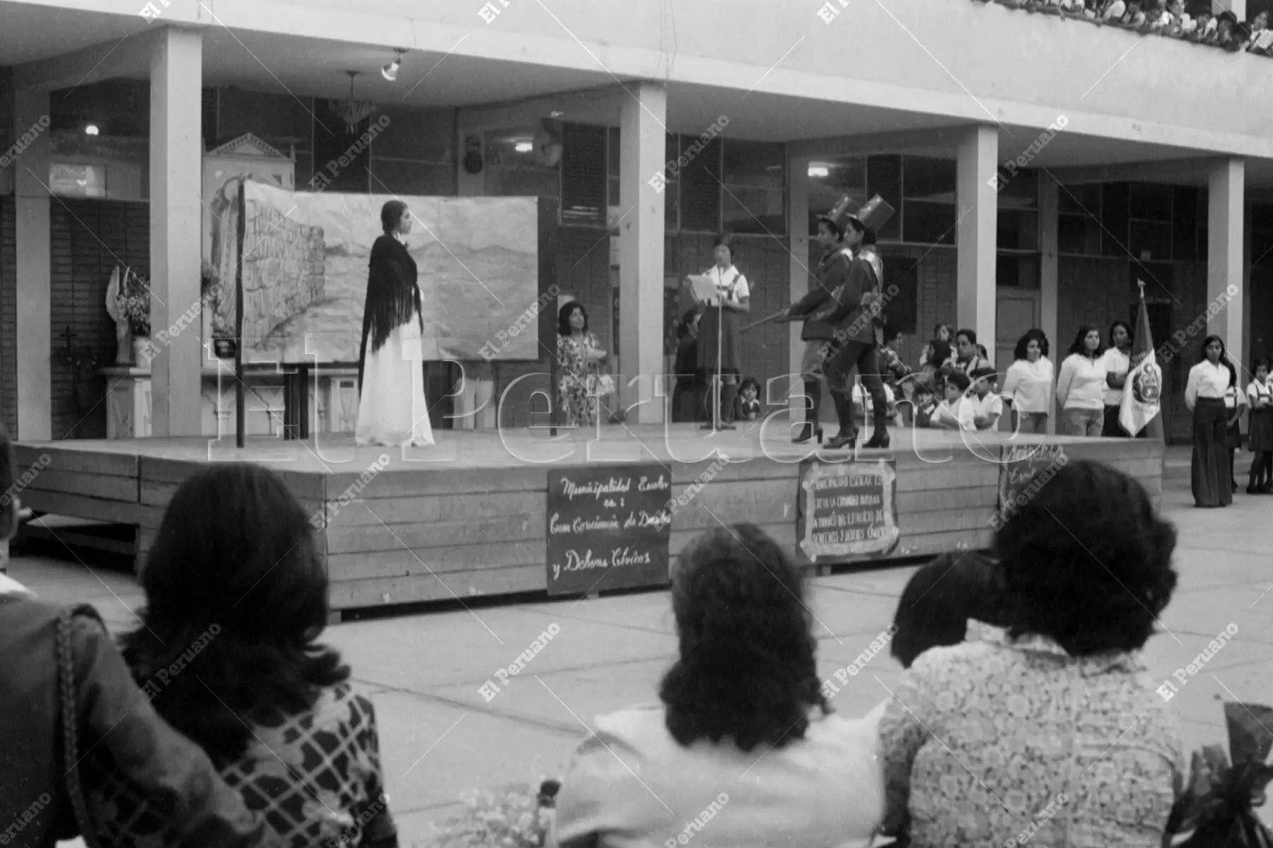 Lima - 5 mayo 1977 / Entre aplausos y sentimientos de emoción, los estudiantes de la Gran Unidad Escolar Isabel La  Católica rinden un tierno homenaje a las madres victorianas. Foto: Archivo Histórico de El Peruano / Américo Alburquerque.