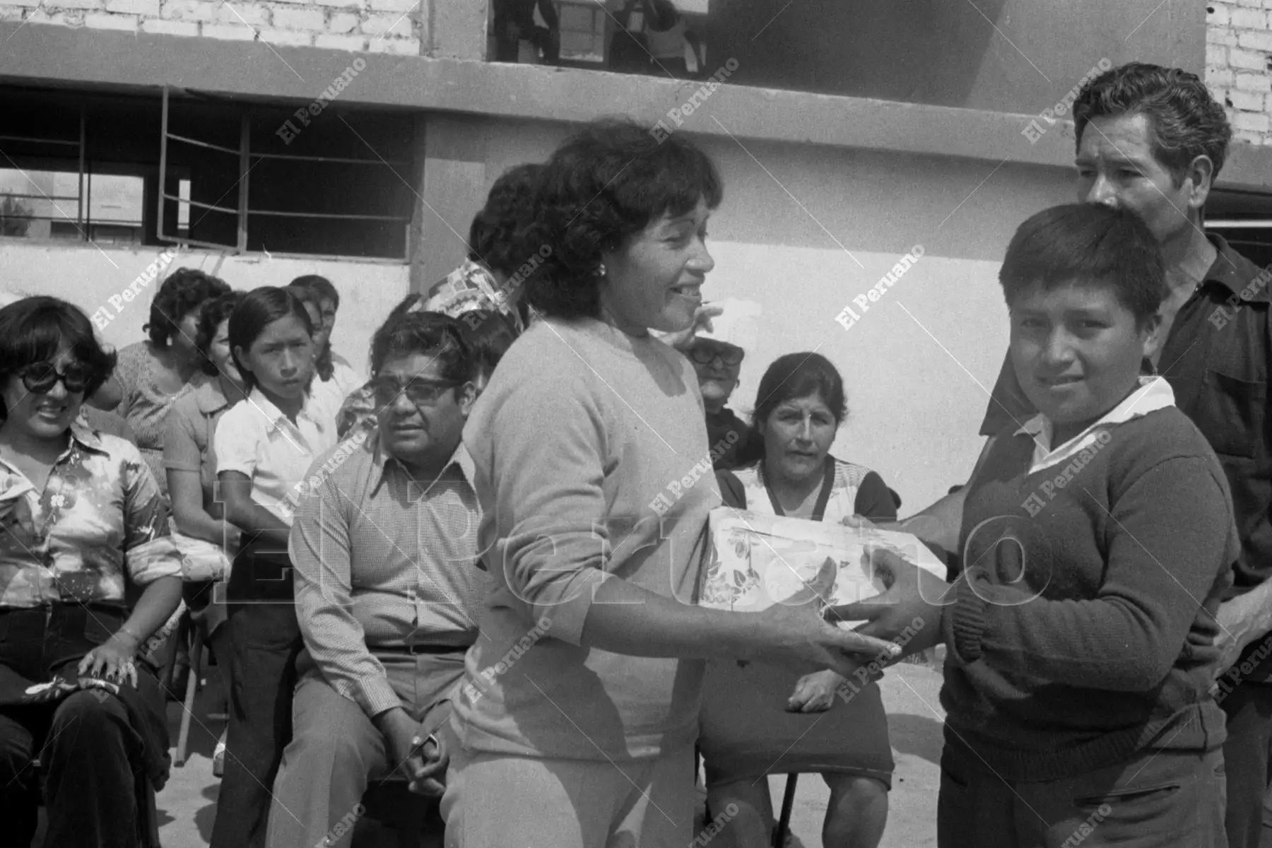 Lima - 12 mayo 1978 / Homenaje a mamá. En un ambiente lleno de emoción, una alumno entrega un obsequio durante los festejos escolares por el Día de la Madre. Foto: Archivo Histórico de El Peruano / Pavel Marrul.
