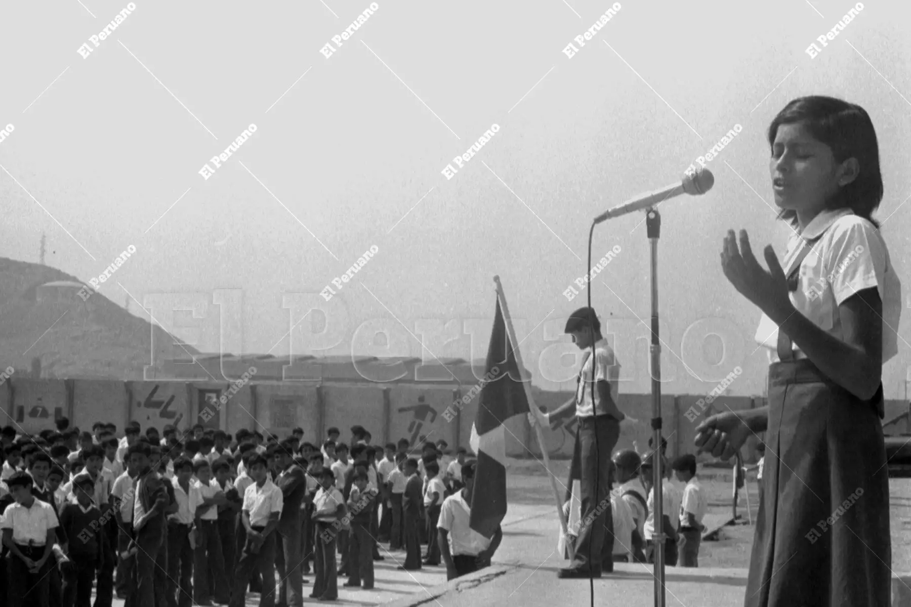 Lima - 12 mayo 1978 /  Una estudiante declama con fervor durante la actuación por el Día de la Madre en  colegio José Granda. La ceremonia fue un sentido homenaje a las madres de San Martín de Porres.  Foto: Archivo Histórico de El Peruano / Pavel Marrul.