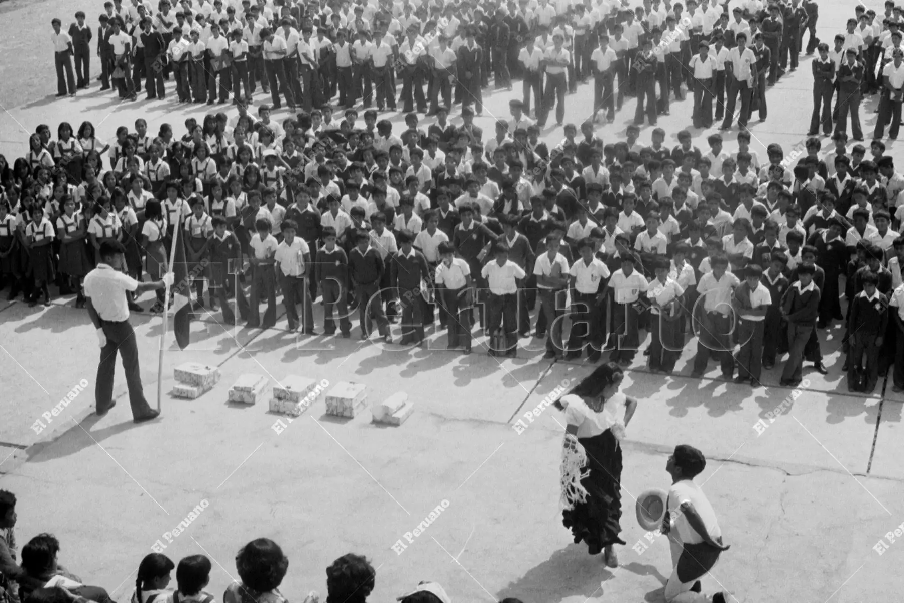 Lima - 12 mayo 1978 / Dos estudiantes del colegio José Granda bailan una marinera durante la actuación central por el Día de la Madre. Una estampa de orgullo y tradición que engalanó el tradicional centro educativo. Foto: Archivo Histórico de El Peruano / Pavel Marrul.