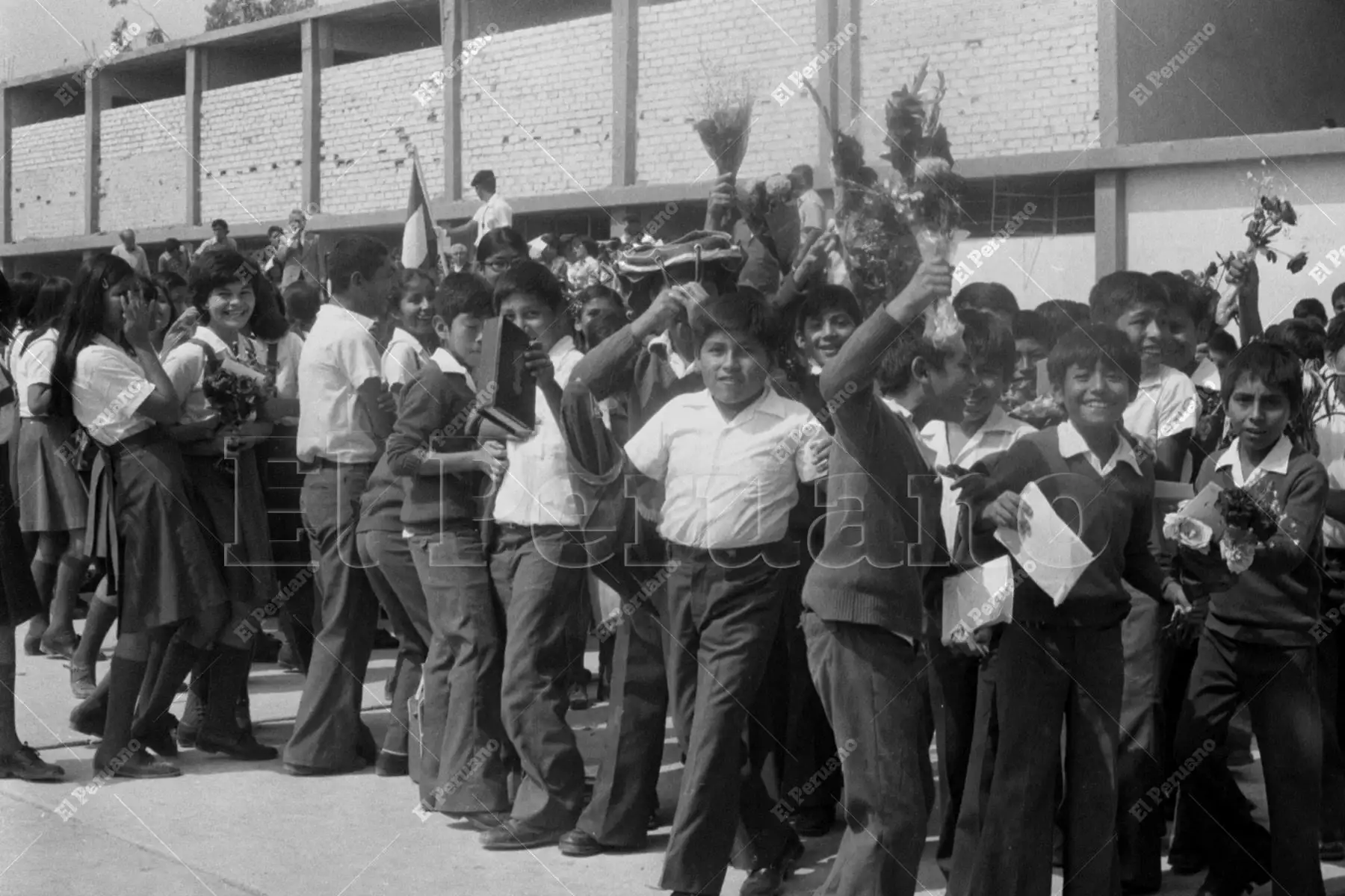 Lima - 12 mayo 1978 / En medio de un ambiente de júbilo, los alumnos del colegio José Granda sostienen con ilusión los ramos de flores que entregarán a sus madres. Un instante que captura la alegría de los festejos escolares por el Día de la Madre. Foto: Archivo Histórico de El Peruano / Pavel Marrul.