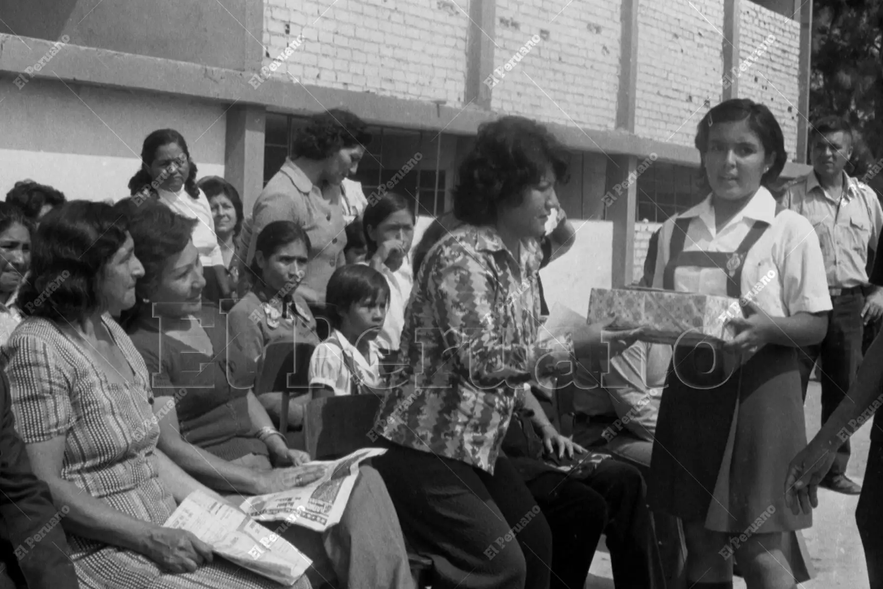 Lima - 12 mayo 1978 / Homenaje a mamá. En un ambiente lleno de emoción, una alumna entrega un obsequio durante los festejos escolares por el Día de la Madre. Foto: Archivo Histórico de El Peruano / Pavel Marrul.