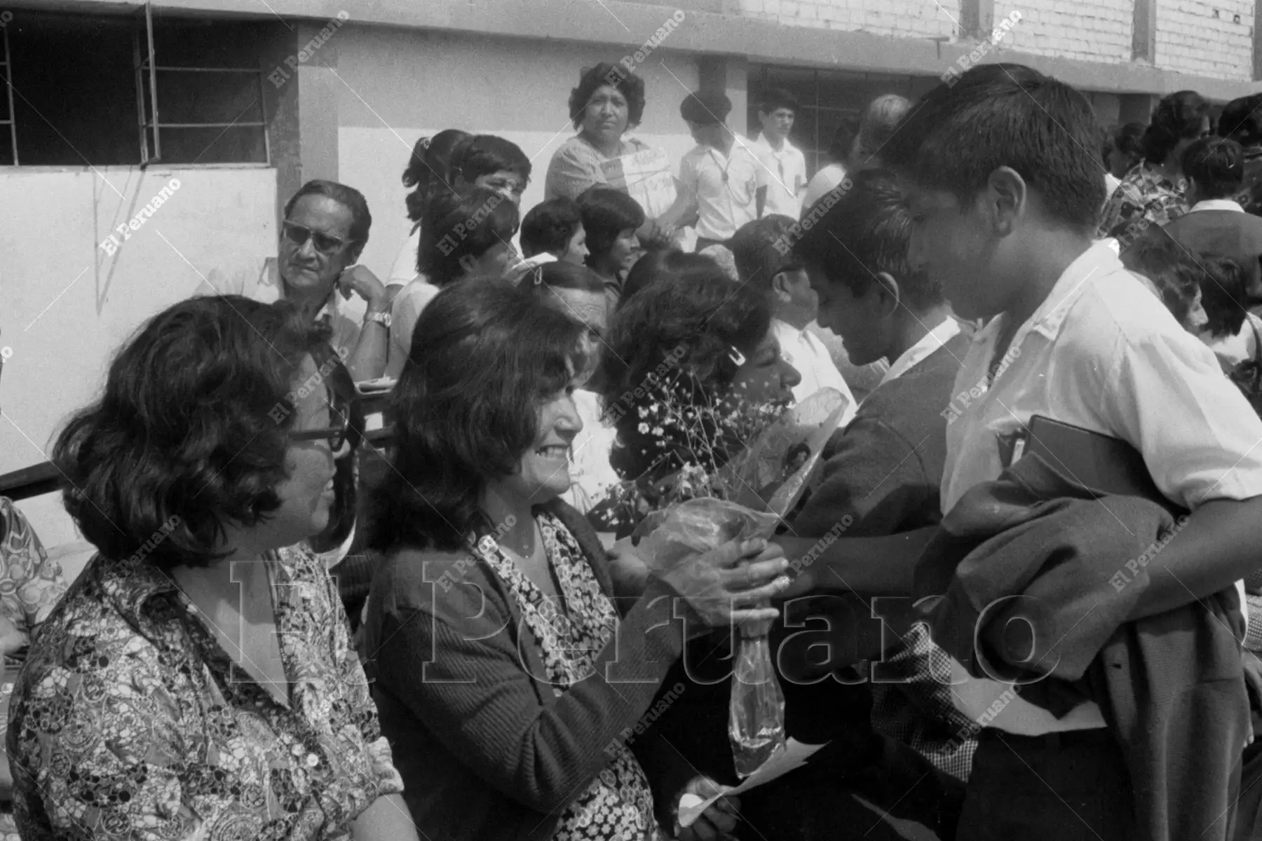 Lima - 12 mayo 1978 / Un alumno del colegio José Granda entrega un ramo de flores como símbolo del amor incondicional hacia su madre. Foto: Archivo Histórico de El Peruano / Pavel Marrul.